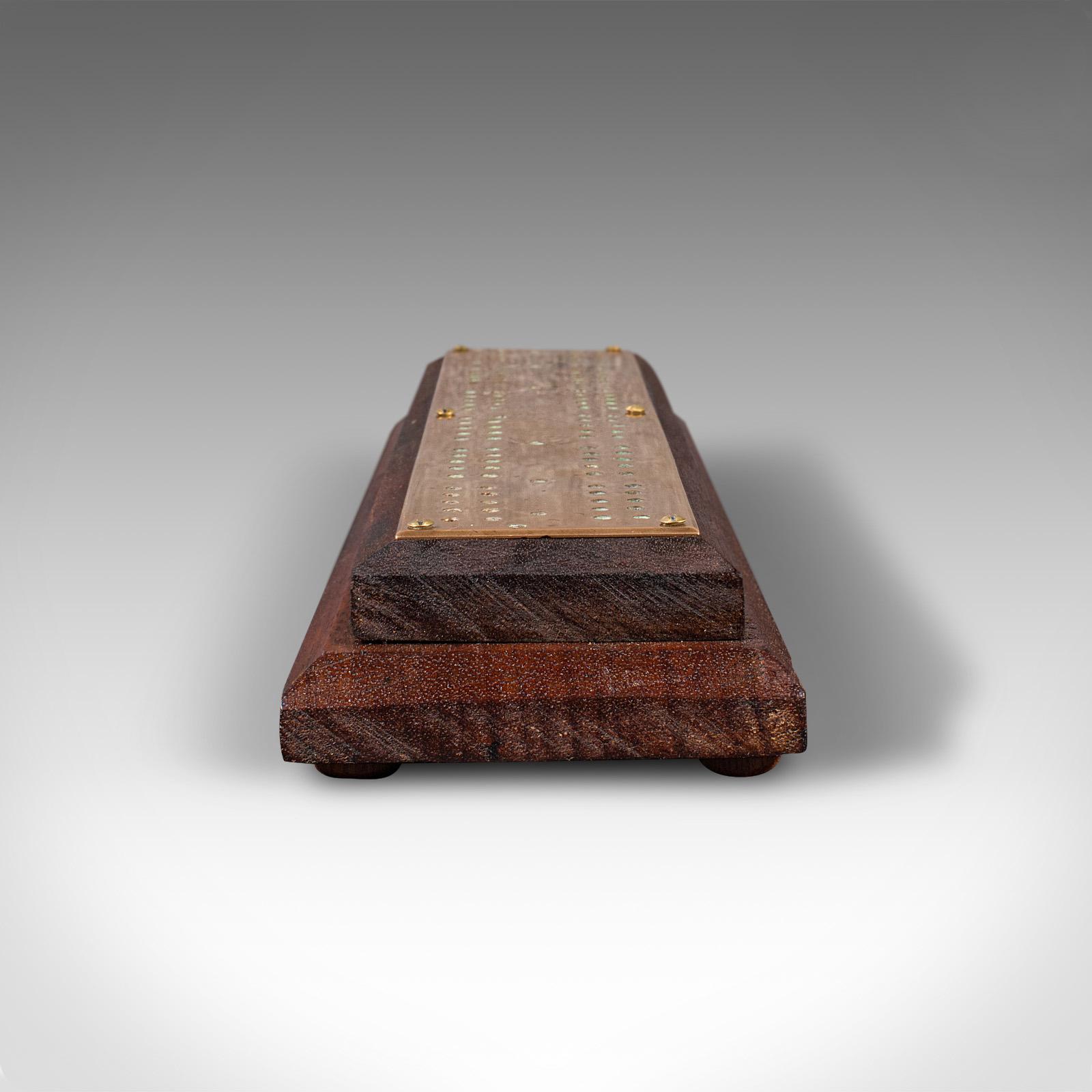 XX secolo Antica tavola da cribbage, inglese, Oak, ottone, tabellone per giochi di carte, Circa 1920 in vendita