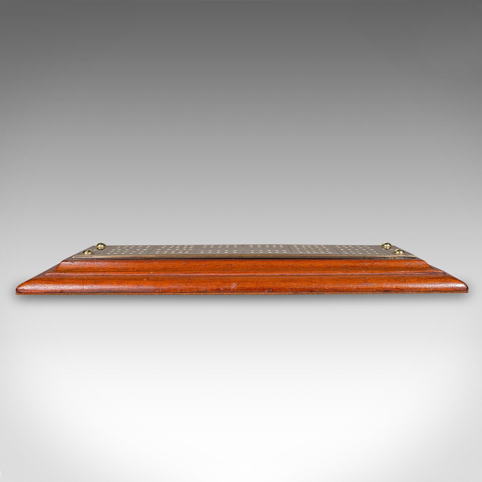 Dies ist ein antikes Cribbage-Brett. Ein englischer Spielesockel aus Mahagoni und Messing aus der spätviktorianischen Zeit, um 1900. Sie ist wunderschön aufgemacht und bietet einen warmen Klang, der Spielefans und Sammler gleichermaßen