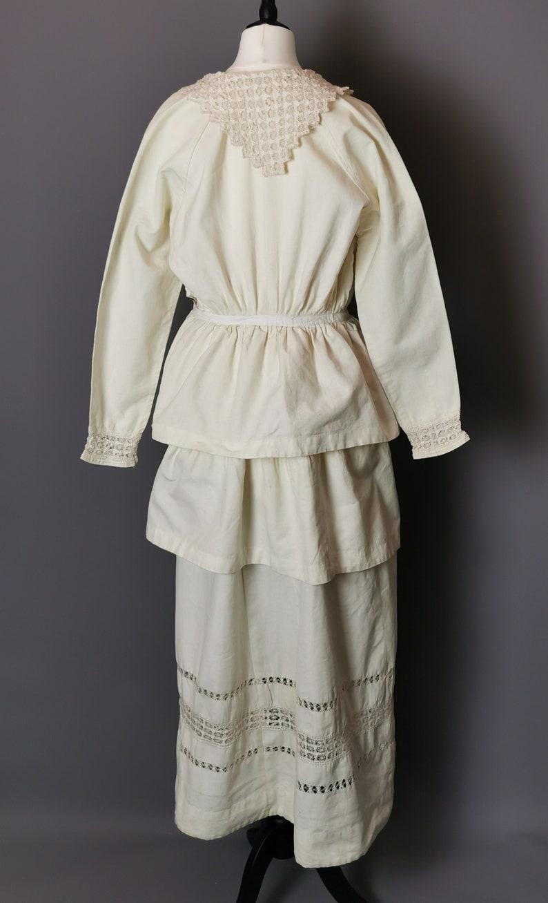 Gris Robe de jour et robe de promenade ancienne en crochet, deux pièces  en vente