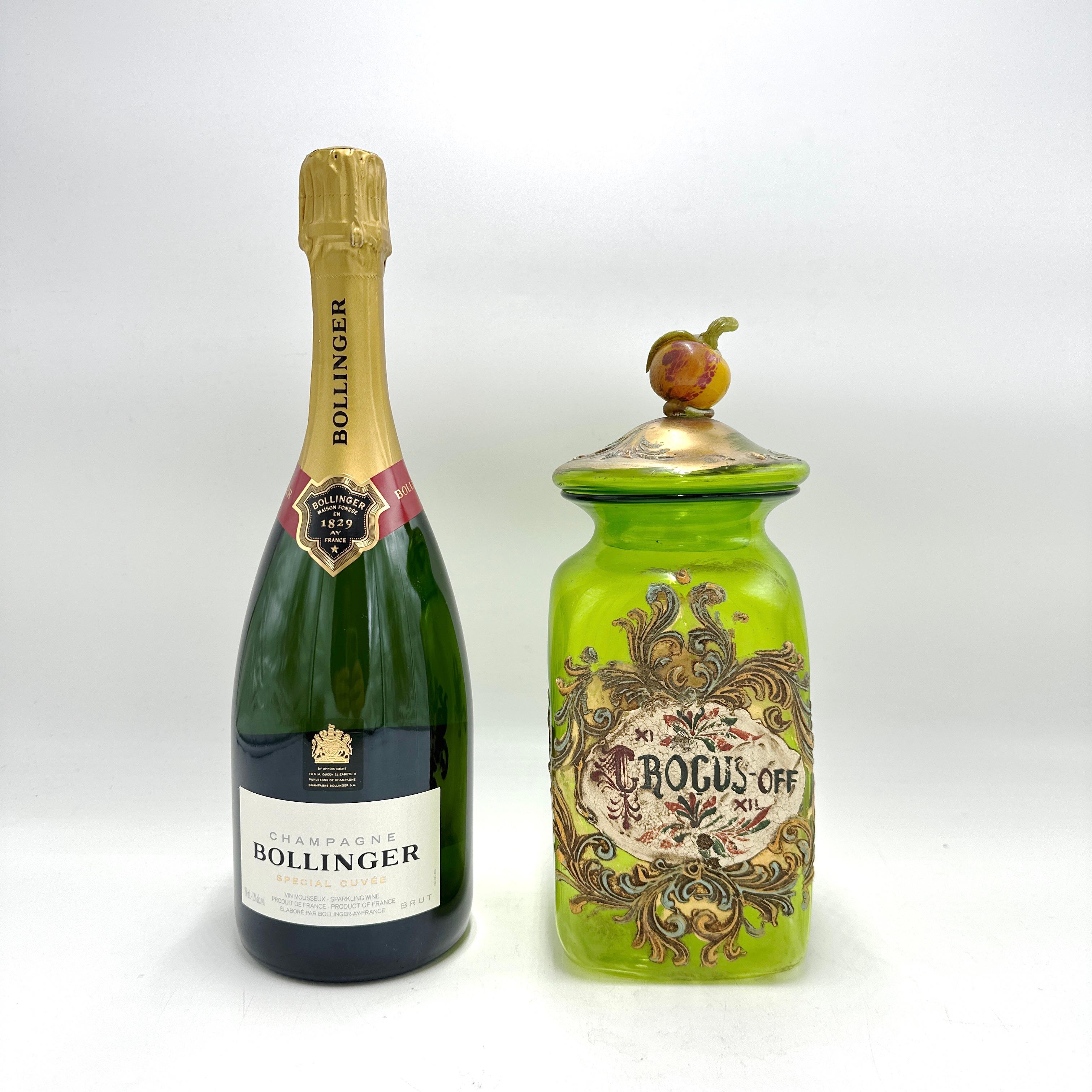Ecco un bellissimo vaso da farmacia in vetro di Murano antico. Elaboratamente dipinto a mano e dorato su vetro verde di Murano. Caratterizzato da una pesca con foglia sul coperchio. Si legge 