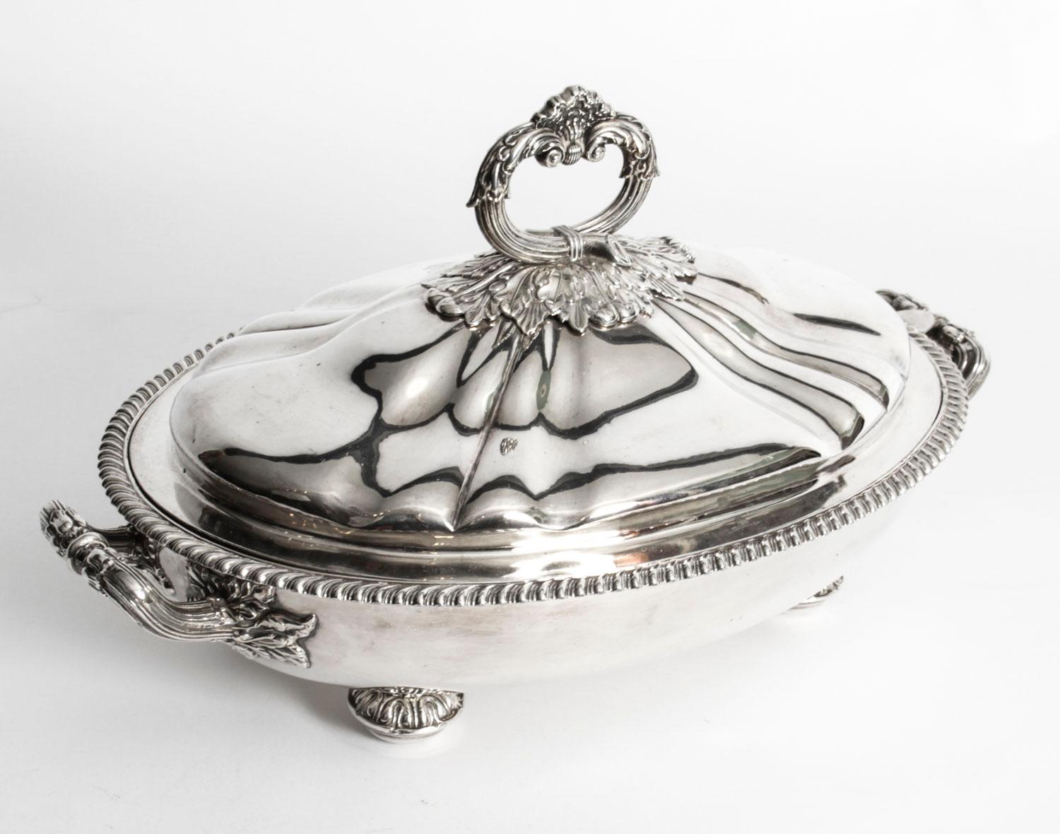 This is an exquisite and rare antique English Old Sheffield plate entree dish bearing the makers mark for The Cross Arrows Company, Circa 1820 in date.

This stunning shaped oval entree dishe features an impressive chased loop handle with splendid