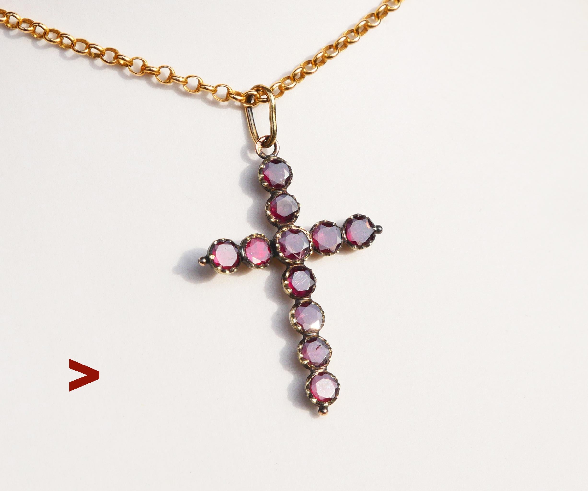 Antiker Kreuz-Anhänger aus massivem  14K Rose Gold verziert mit elf alten diamantgeschliffenen Turmalinsteinen mit geschlossenen Rückseiten. Die Durchmesser liegen zwischen 3 und 3,5 mm, einige Steine weisen winzige Natursteine auf, die die