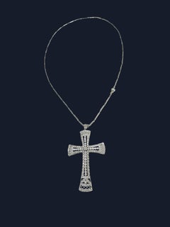 Collana con croce antica in oro bianco 18k e diamanti di platino