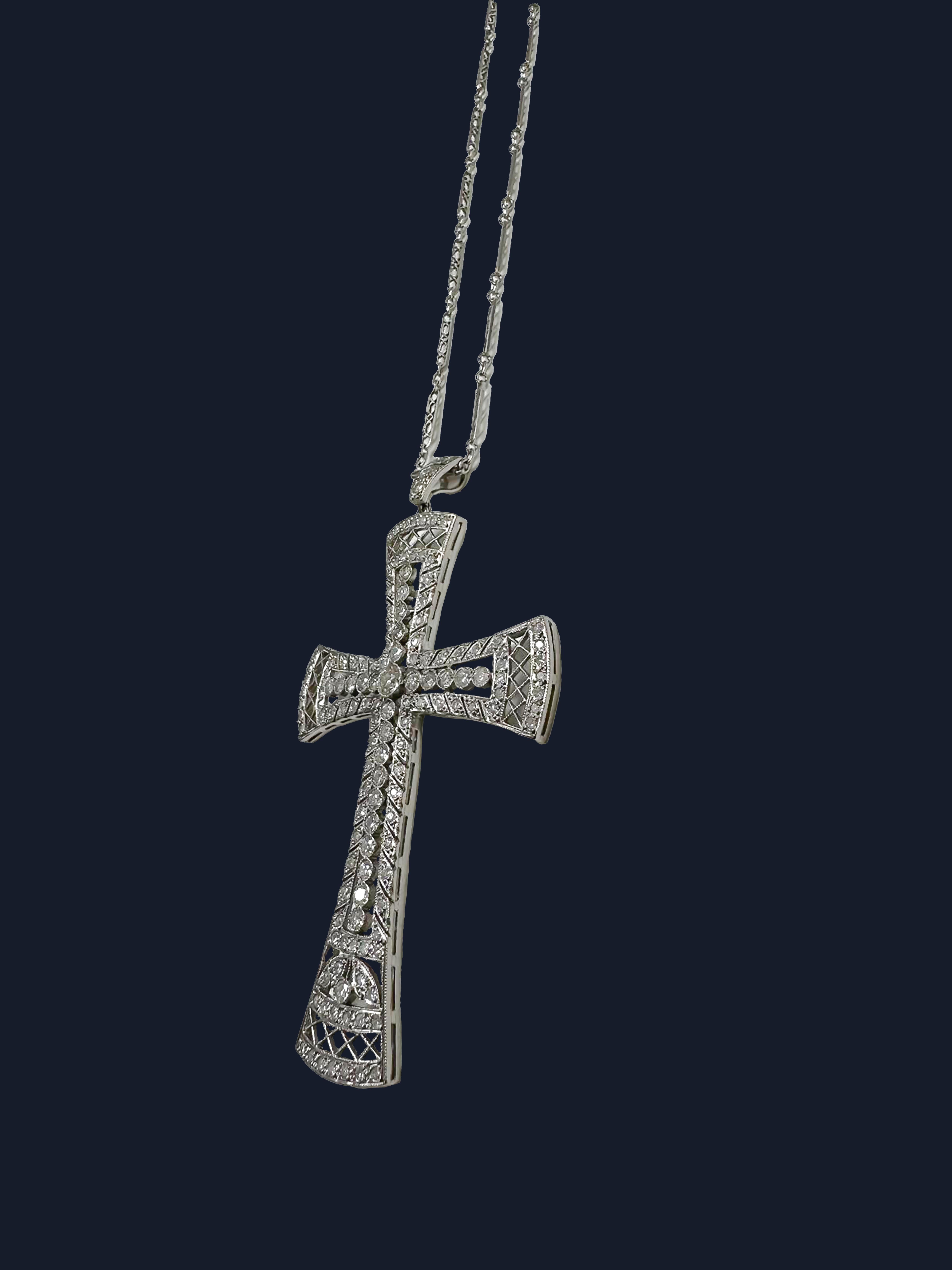 Antique Cross Necklace in 18k White Gold & Platinum Diamonds In Excellent Condition For Sale In New York, NY