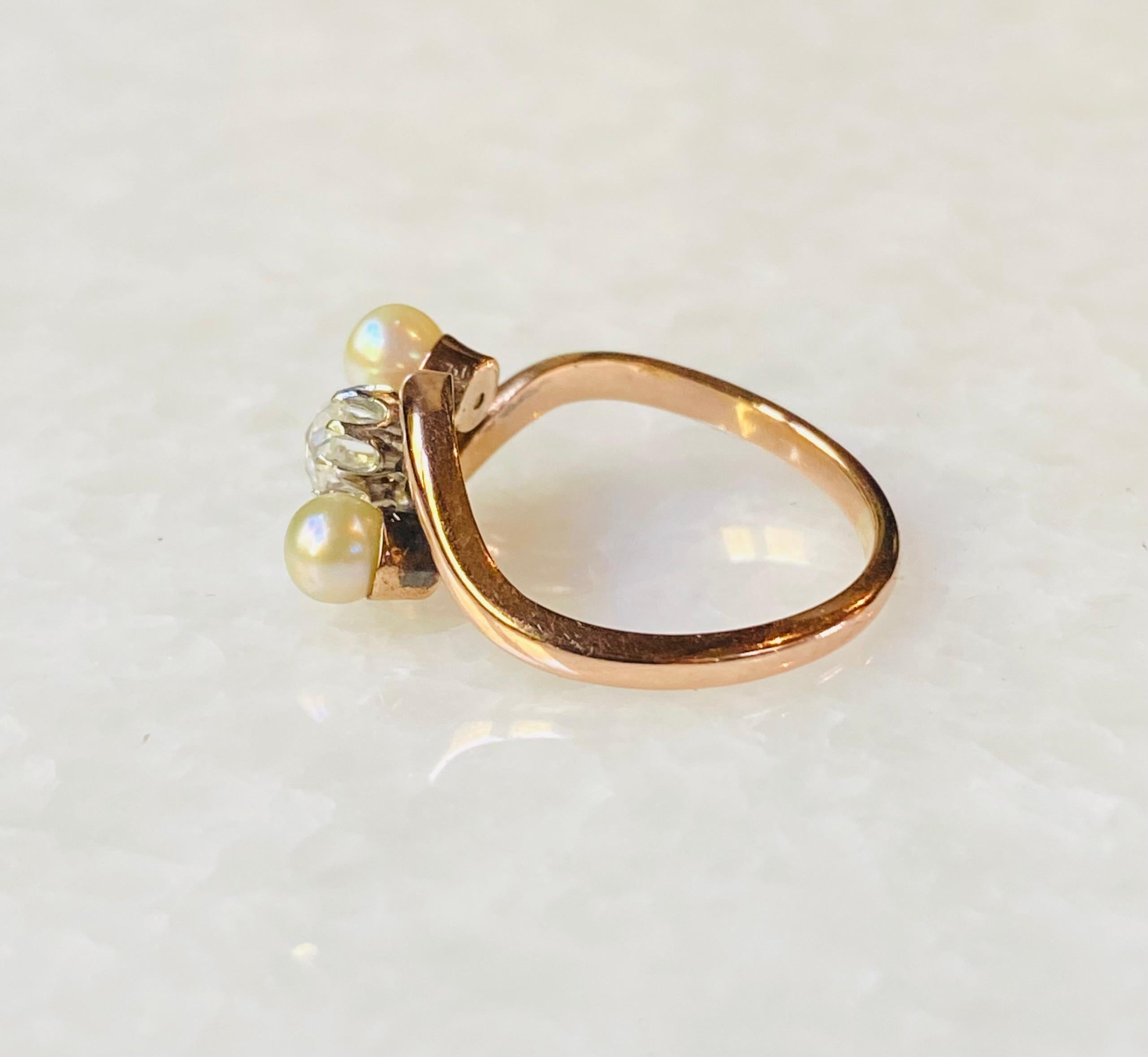 Antique Cross over Ring with High Quality Natural Diamond and Two Pearls In Good Condition For Sale In Heemstede, NL