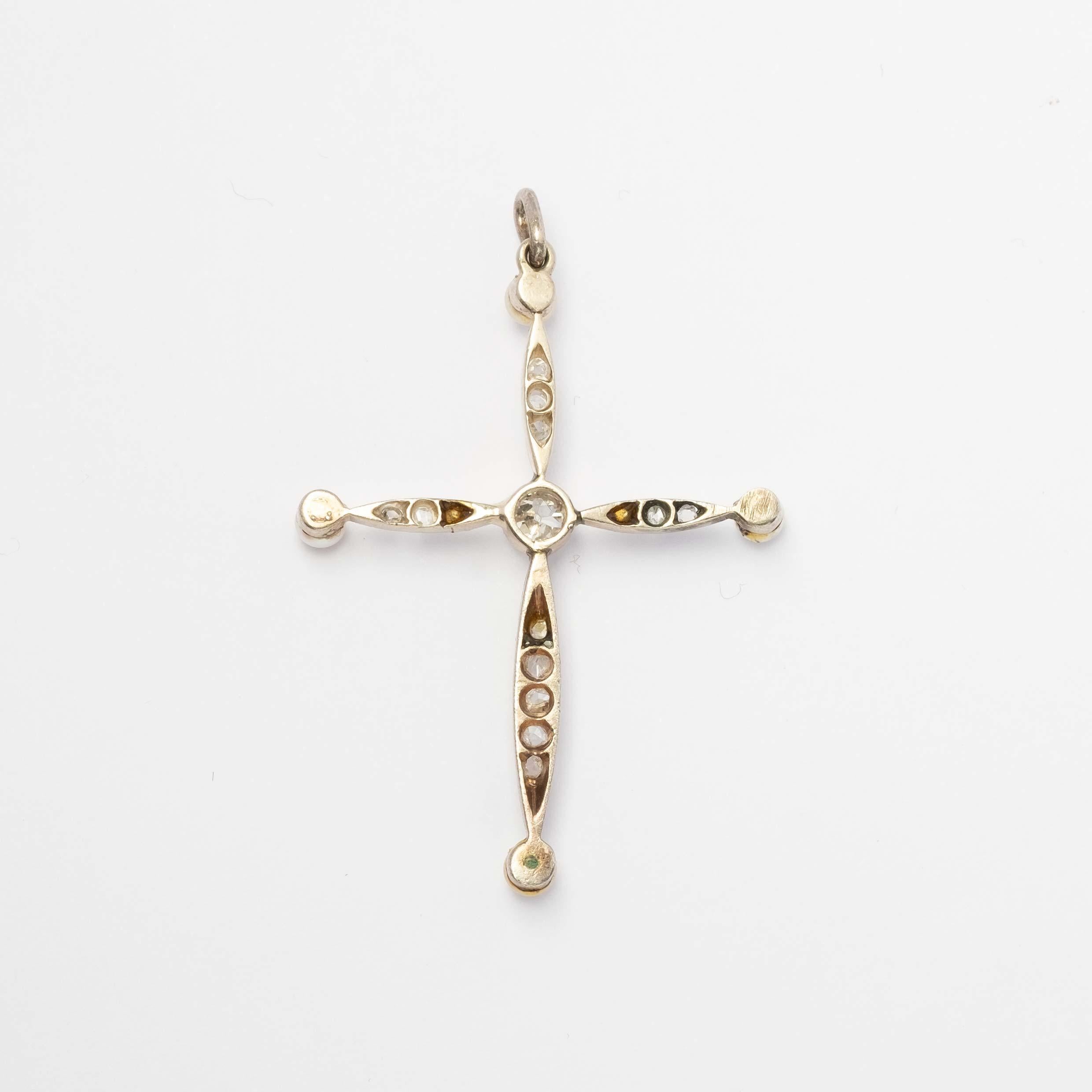 Pendentif croix antique avec diamants taille ancienne et taille rose, et perles, sertis en or 9 ct. Du début des années 1900 C.A.C.

Faits marquants :
- Antique début 1900
- Or 9 ct
- Diamants taillés en rose et diamants taillés à l'ancienne
-