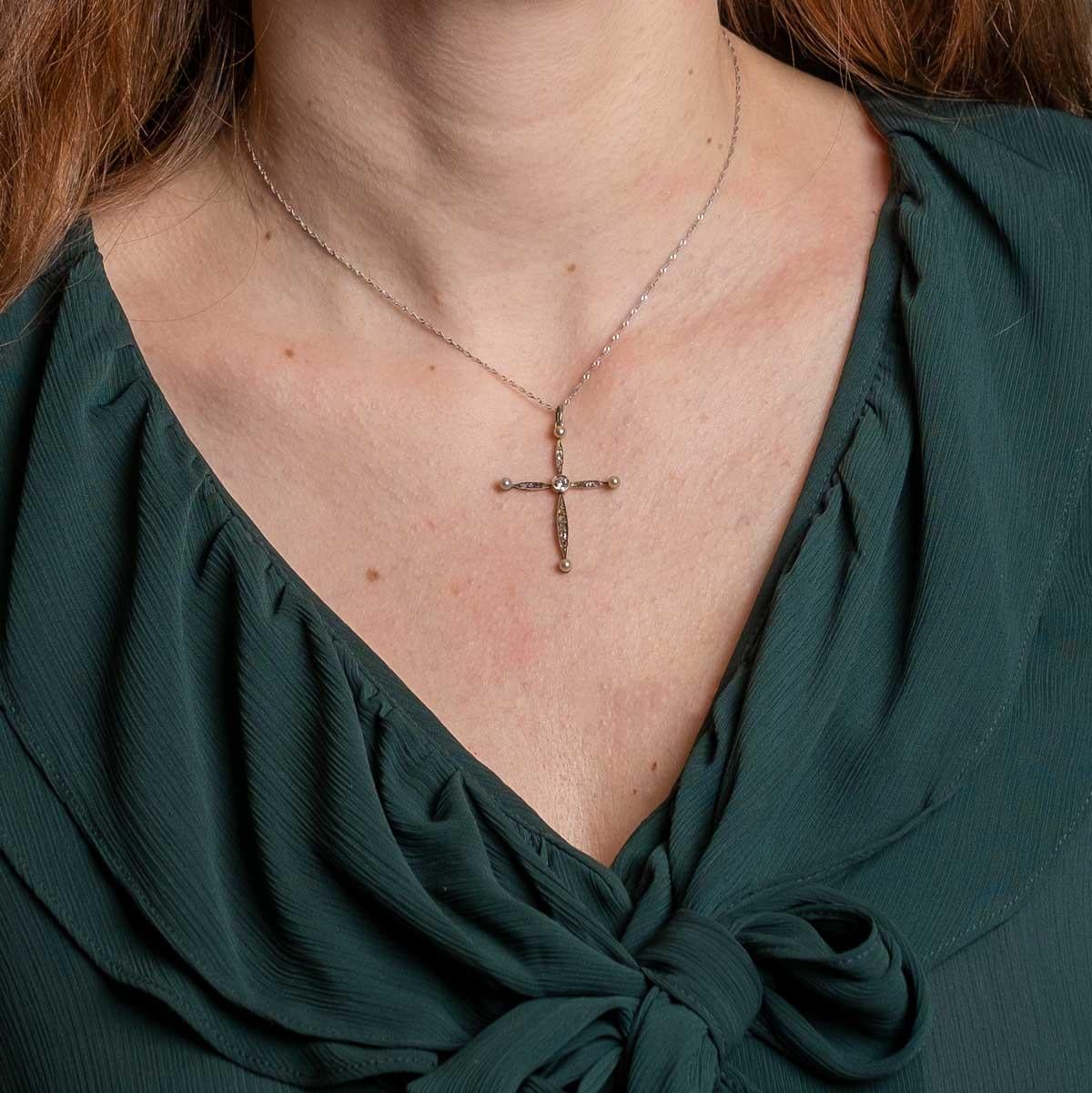 Art nouveau Pendentif croix ancien avec diamants et perles en vente