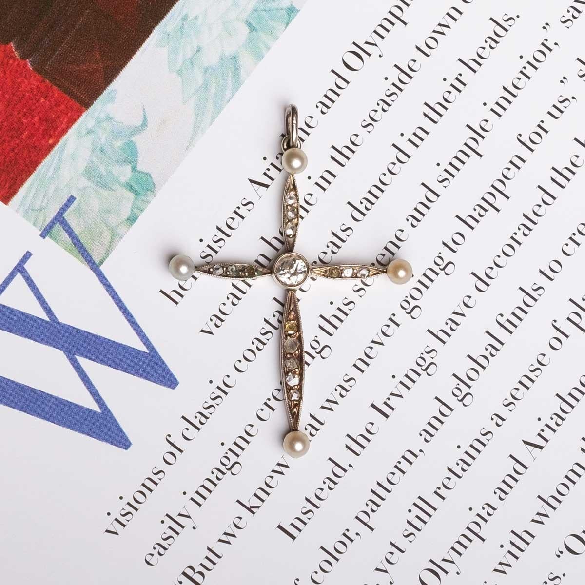 Taille ronde Pendentif croix ancien avec diamants et perles en vente