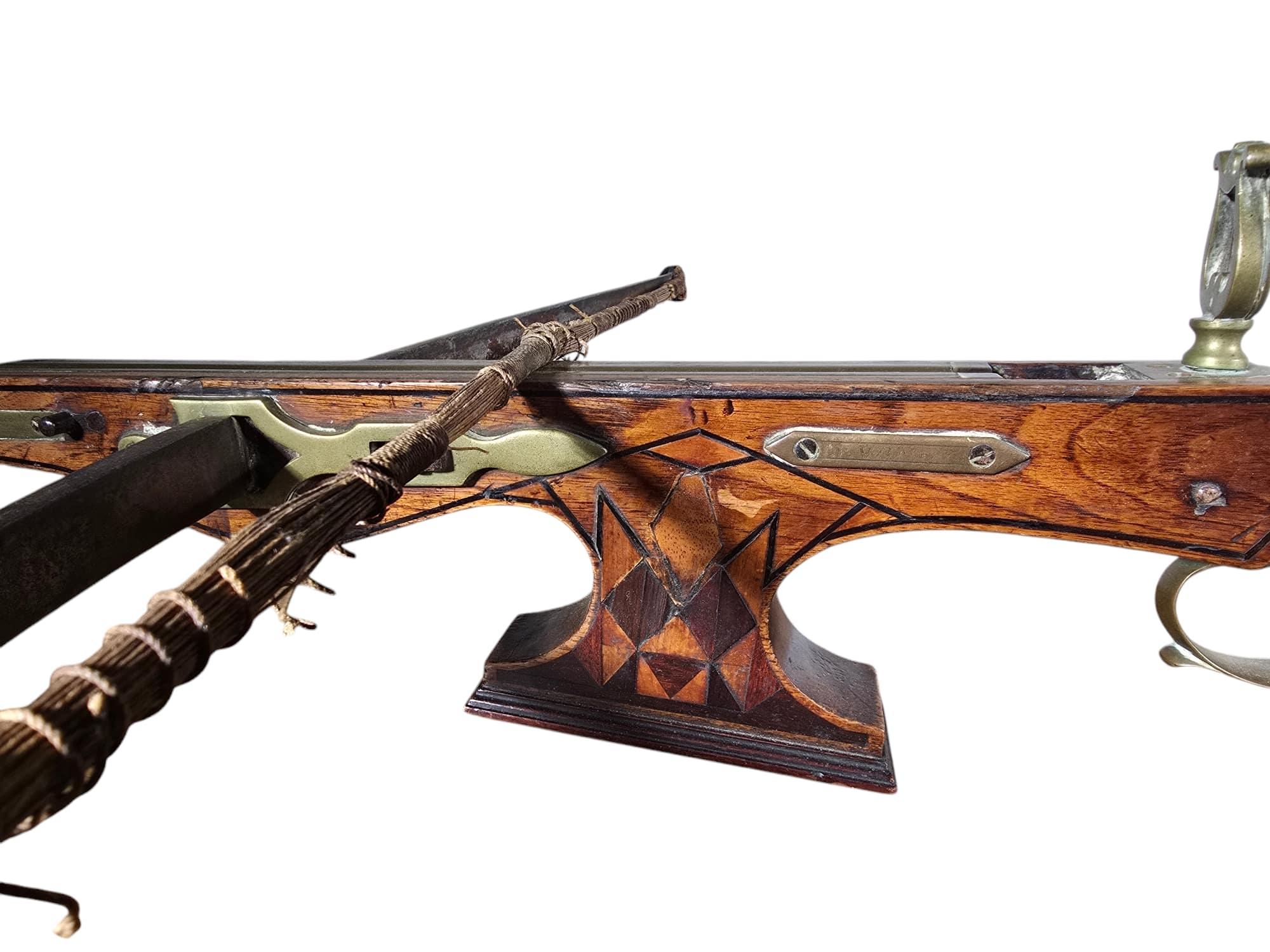 Antique Crossbow, 19th Century or Earlier In Good Condition In Madrid, ES