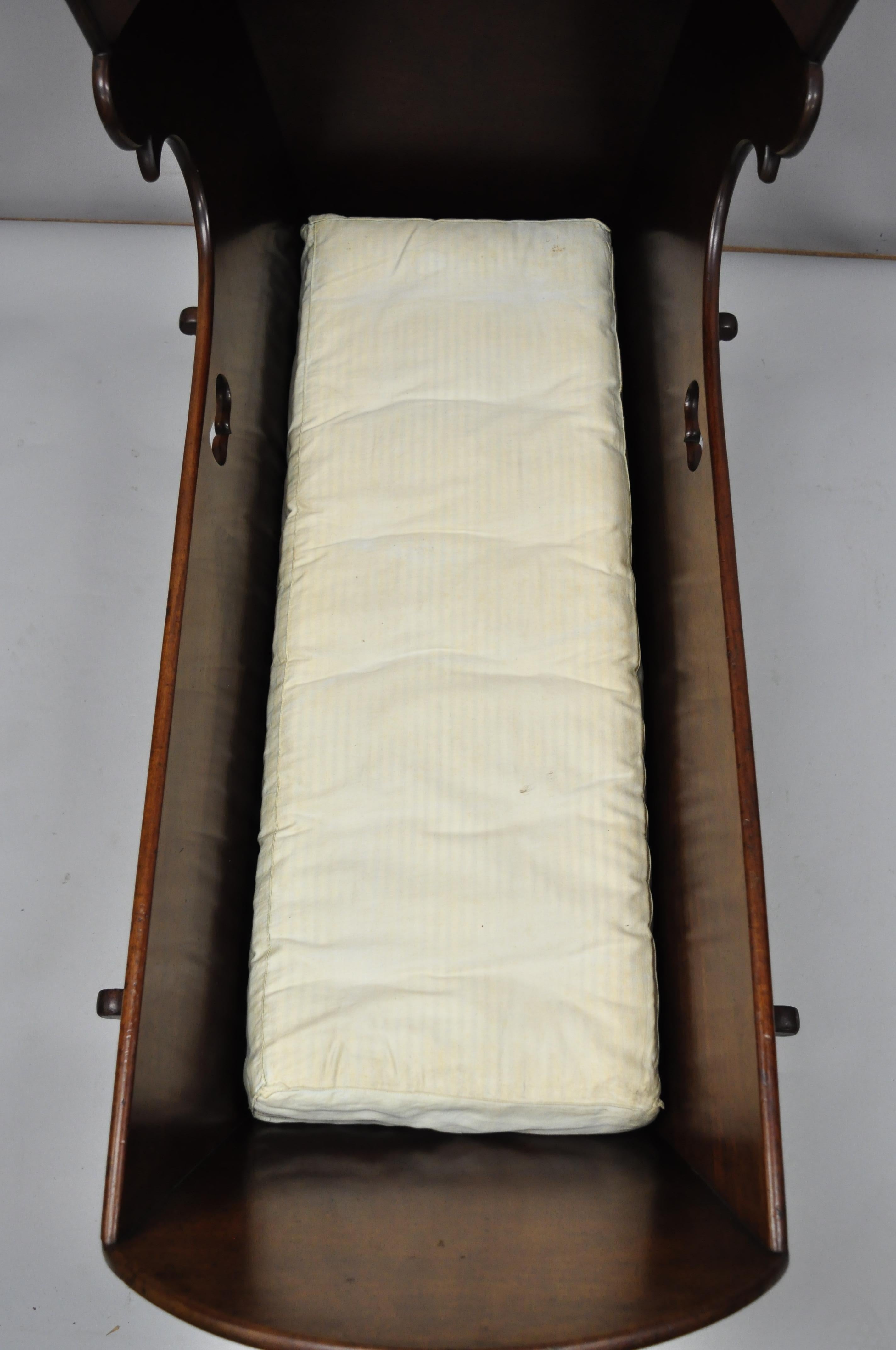 Berceau de poupée pour lit de bébé Victorien Empire à queue d'aronde en acajou crocheté antique en vente 2