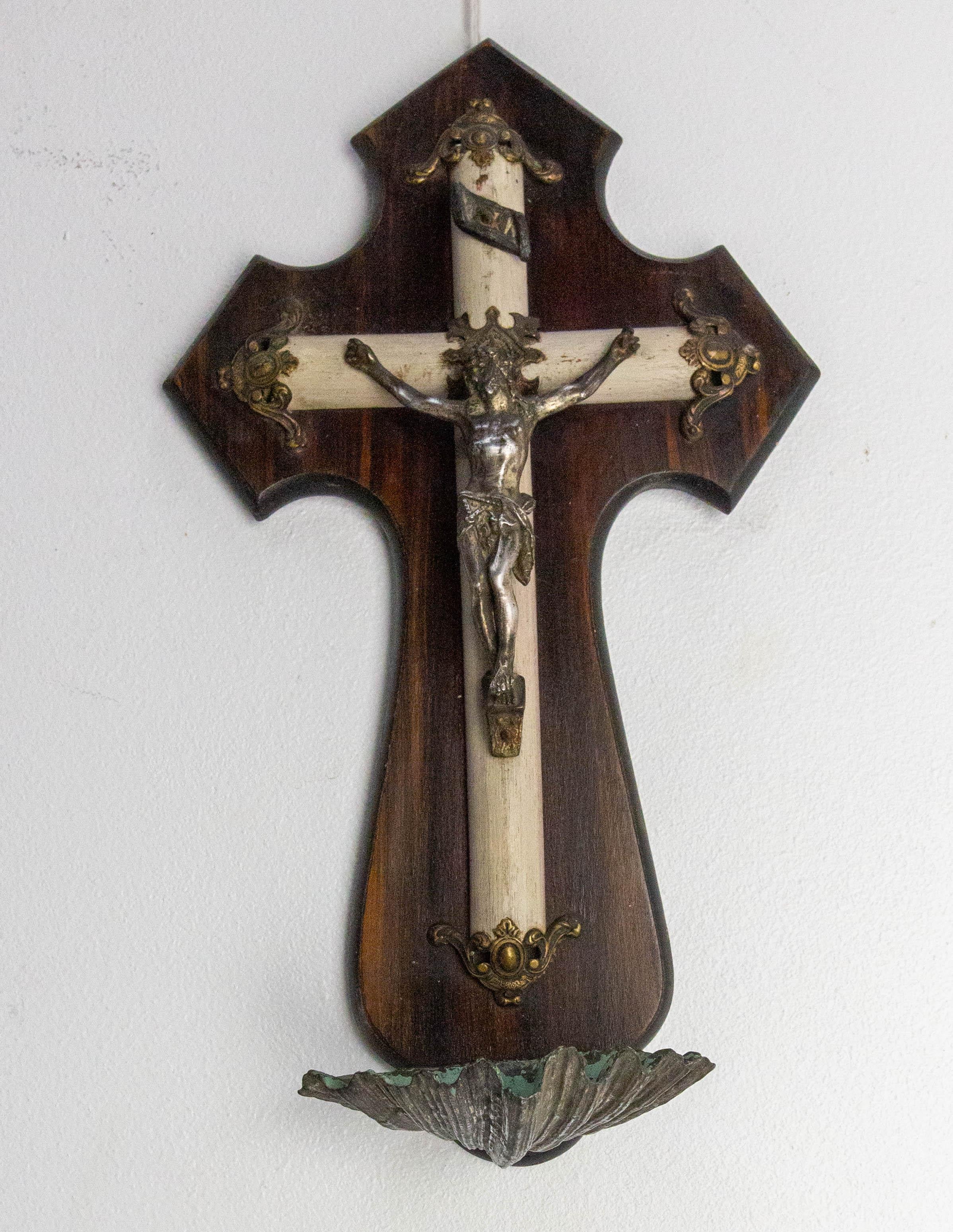 Weihwasserbecken Kruzifix Napoleon III, Französisch, 19.
Holz, verchromtes Messing und Messing 
Weihwasserbecken aus Metall, das eine Muschel darstellt.
Das Kruzifix ist aus bemaltem Holz und wird von filigranen Messingstäben gehalten.
Notre-Dame du