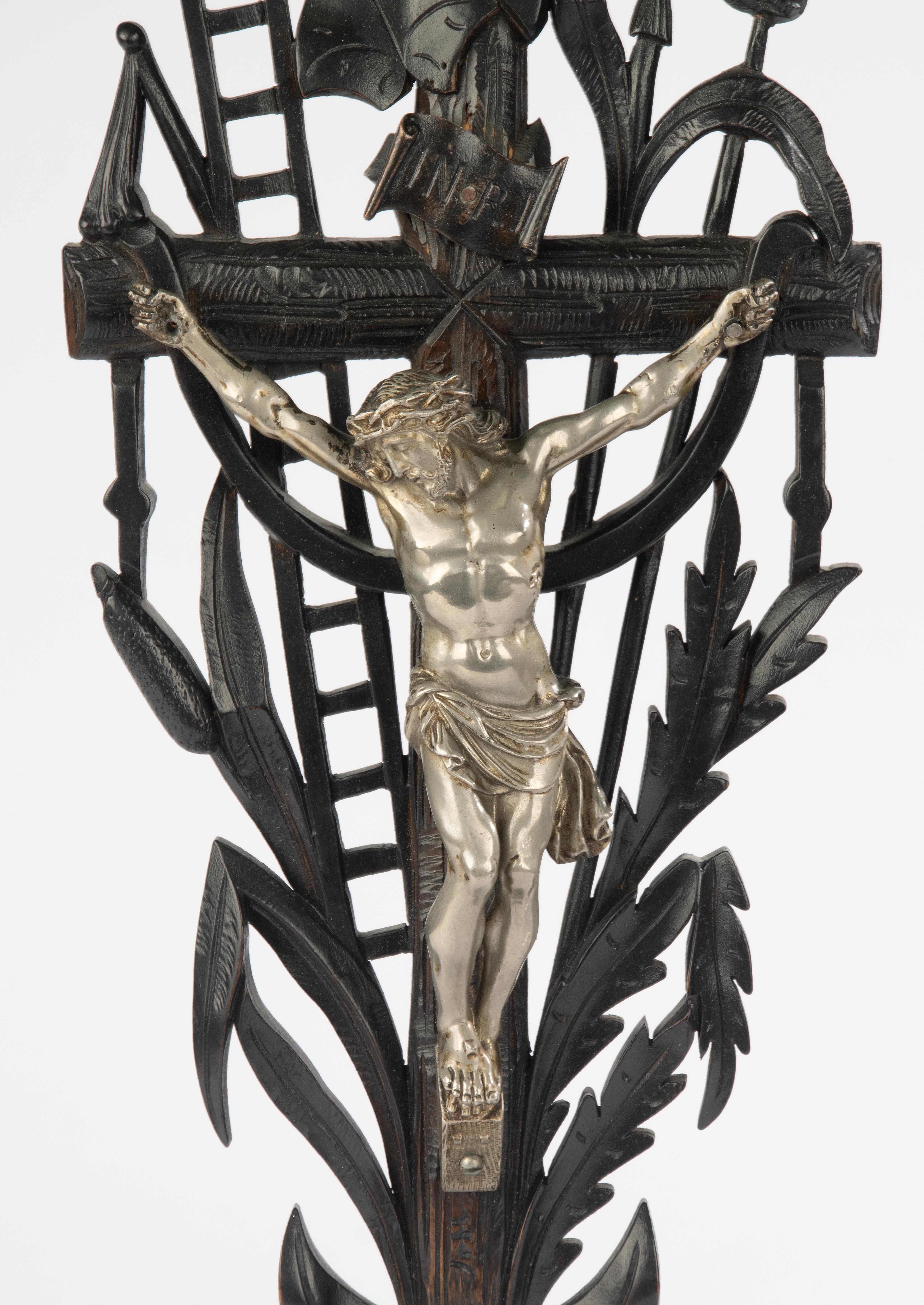 A beautiful antique crucifix.
The cross is made of black lacquered wood, with beautifully refined carvings.
The sculpture of Jesus is made of silver-plated metal.
The crucifix dates from around 1900, from France.
The crucifix is ​​in good