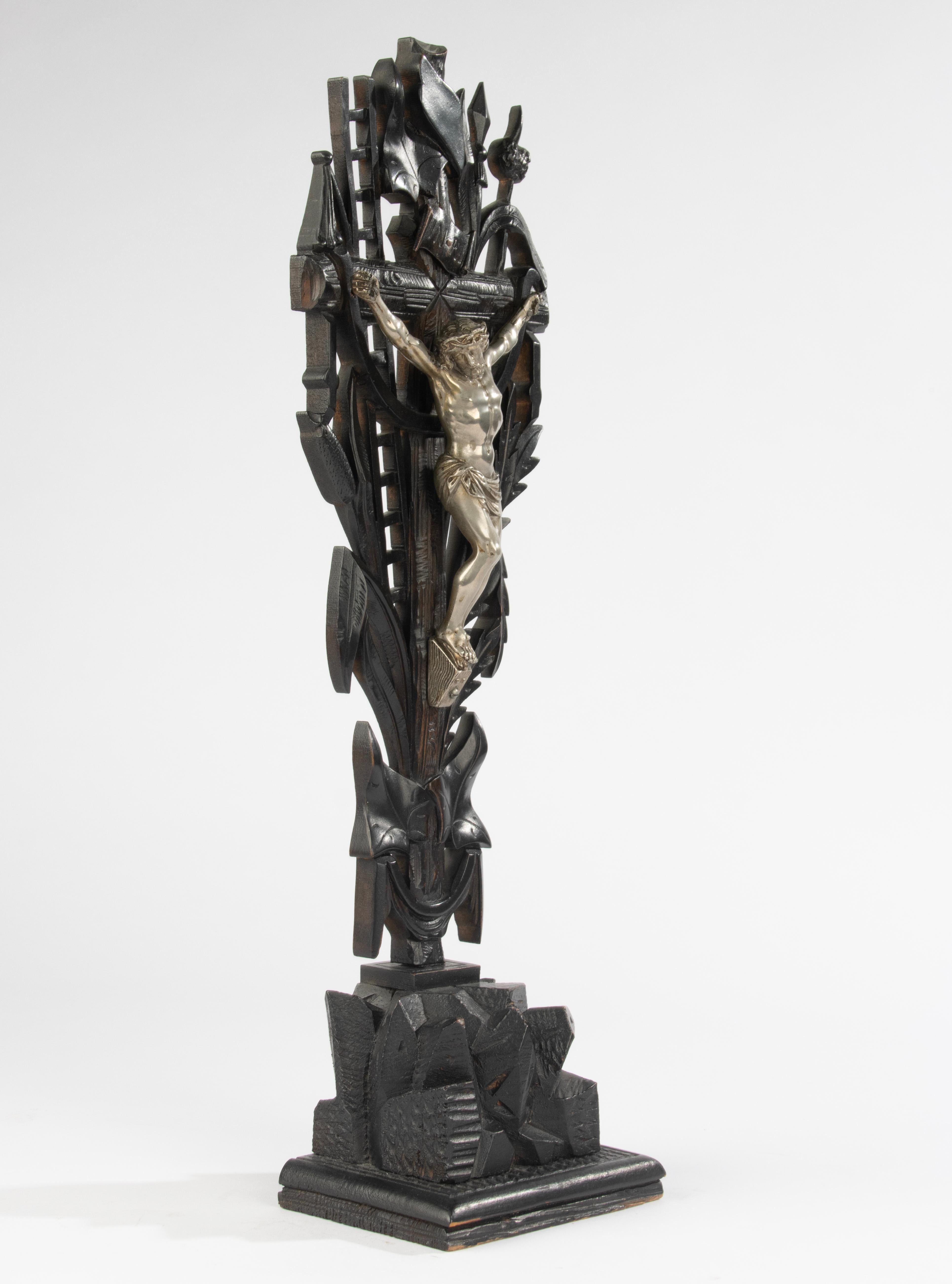 Antique Crucifix Stand - Silver Plated Jesus Christ - Wood Carved Cross In Good Condition For Sale In Casteren, Noord-Brabant