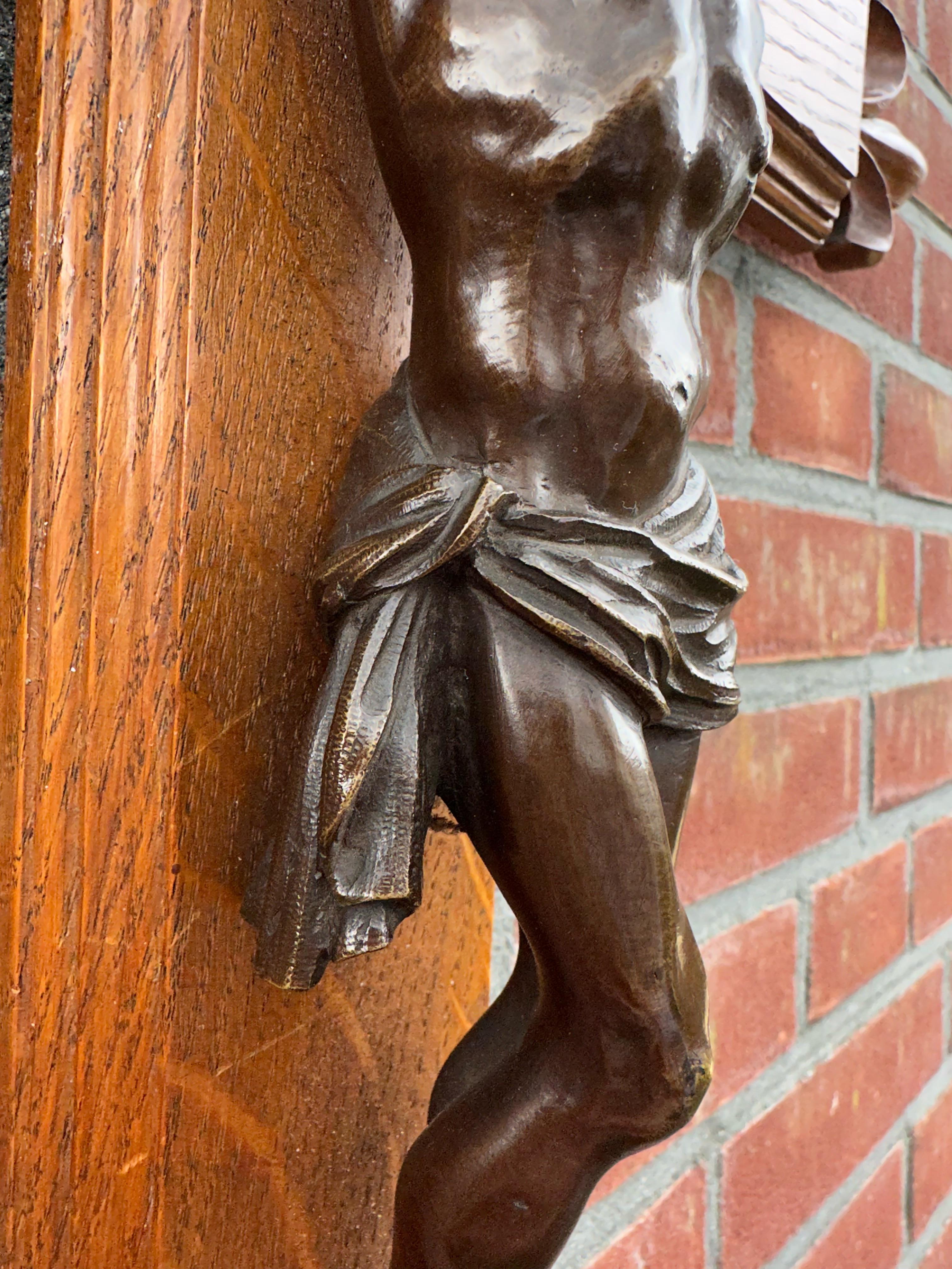 Antikes Kruzifix w. Bronze Corpus und atemberaubendes handgeschnitztes Eichenholzkreuz im Angebot 12