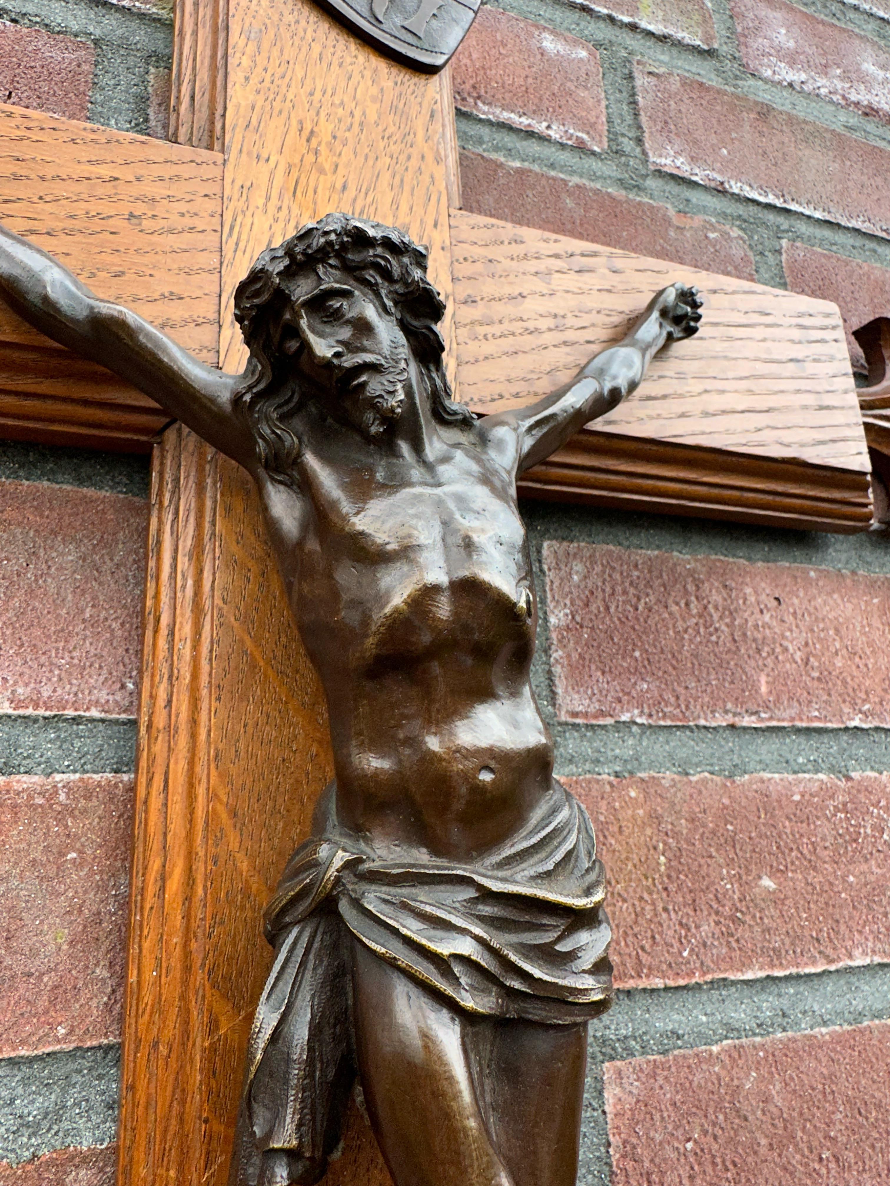 Gute Größe, beste Qualität und hervorragender Zustand antikes Wandkruzifix.

Dieses antike religiöse Kunstwerk besteht aus einem hochwertig geschnitzten Kreuz aus Eichenholz und einem handgefertigten Christuskorpus aus Bronze mit schöner Patina. Das