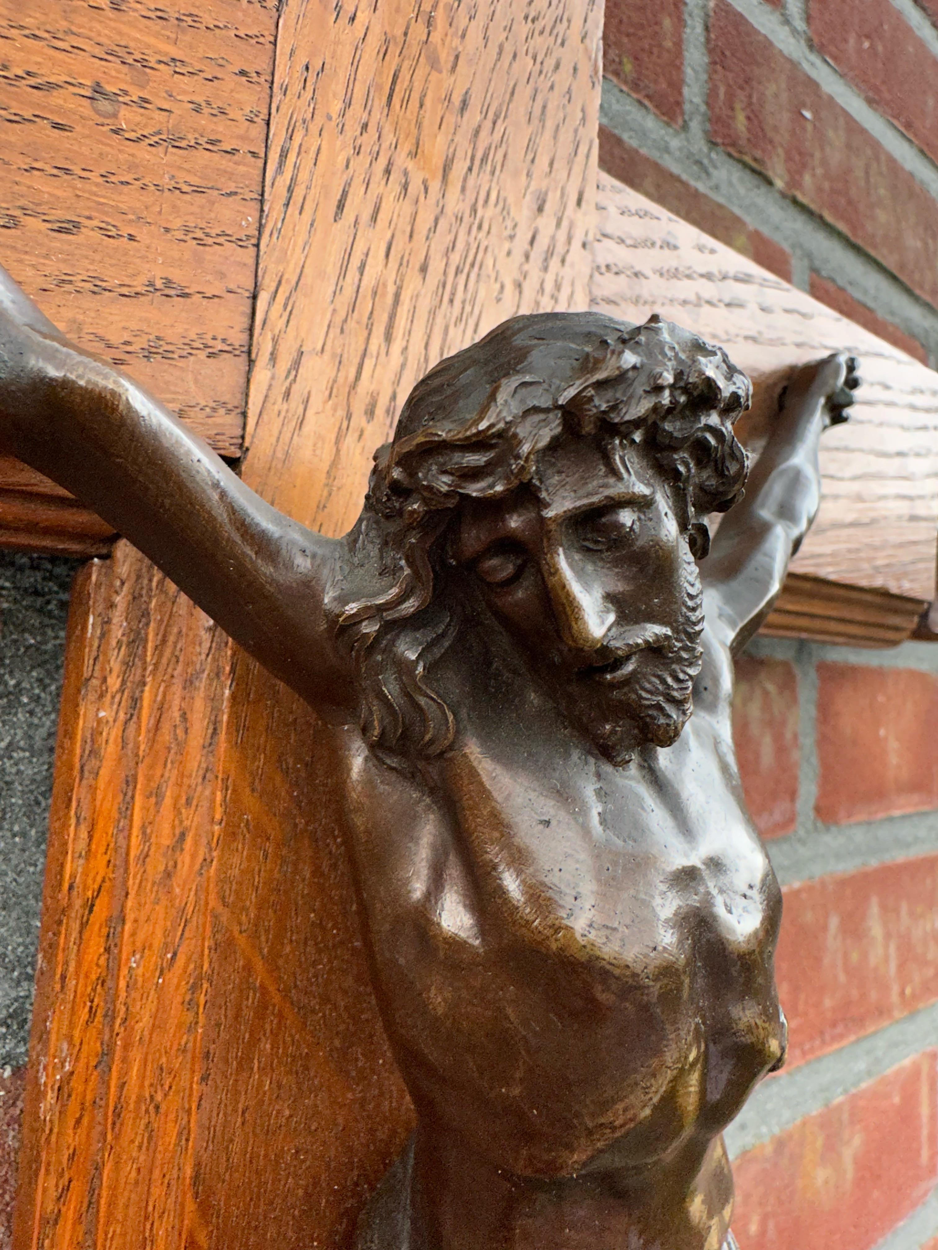 Antikes Kruzifix w. Bronze Corpus und atemberaubendes handgeschnitztes Eichenholzkreuz im Zustand „Hervorragend“ im Angebot in Lisse, NL