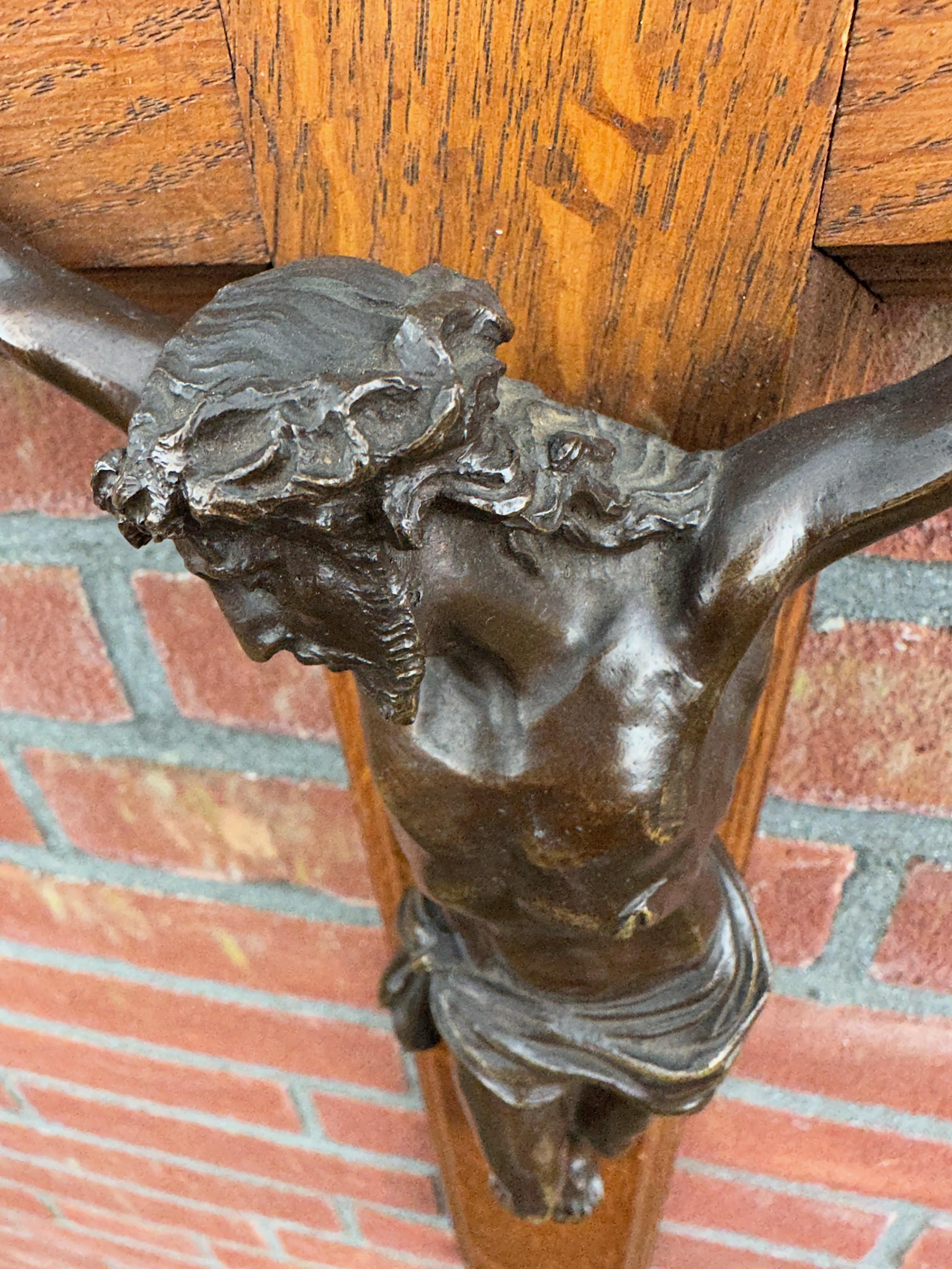 Antikes Kruzifix w. Bronze Corpus und atemberaubendes handgeschnitztes Eichenholzkreuz im Angebot 1
