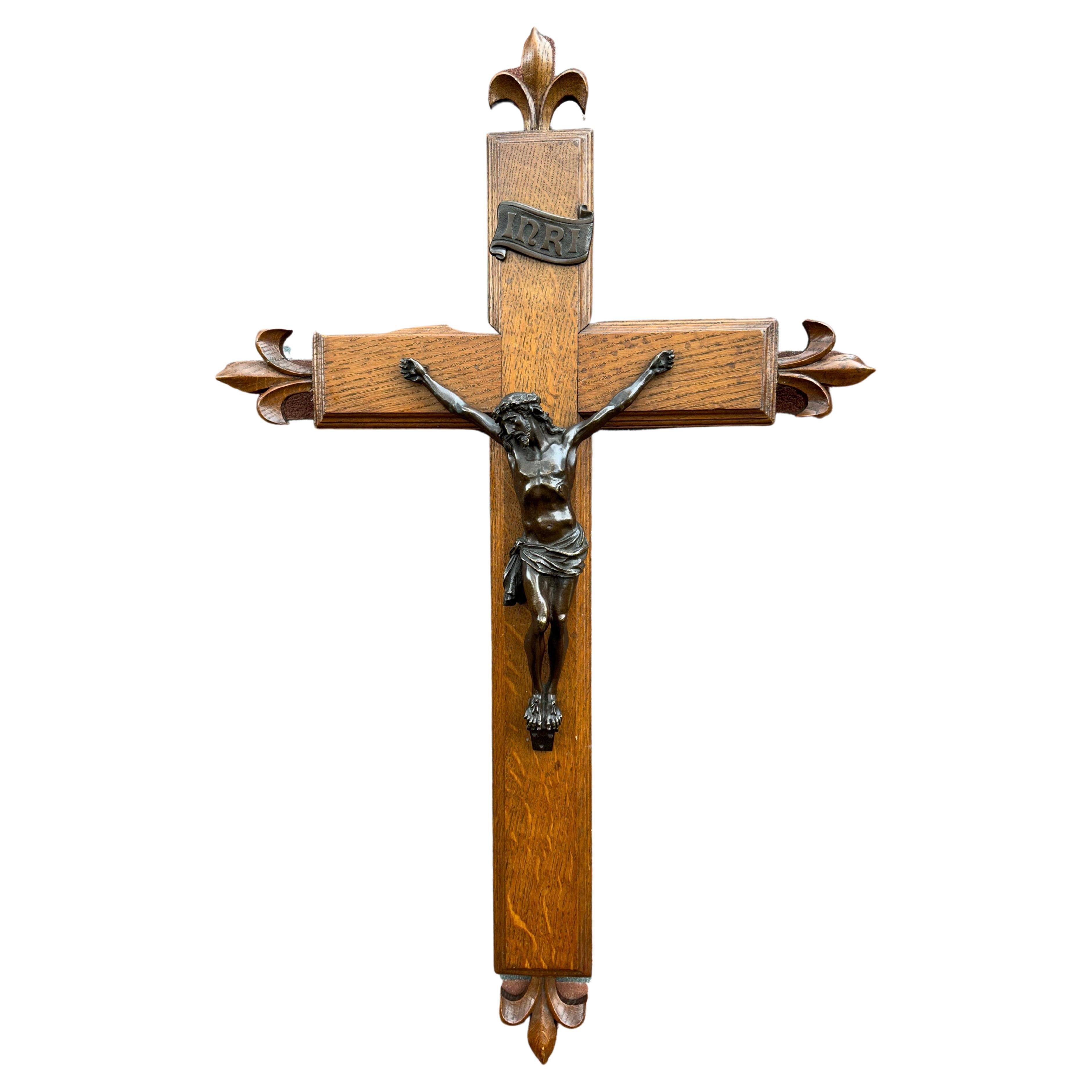 Antikes Kruzifix w. Bronze Corpus und atemberaubendes handgeschnitztes Eichenholzkreuz