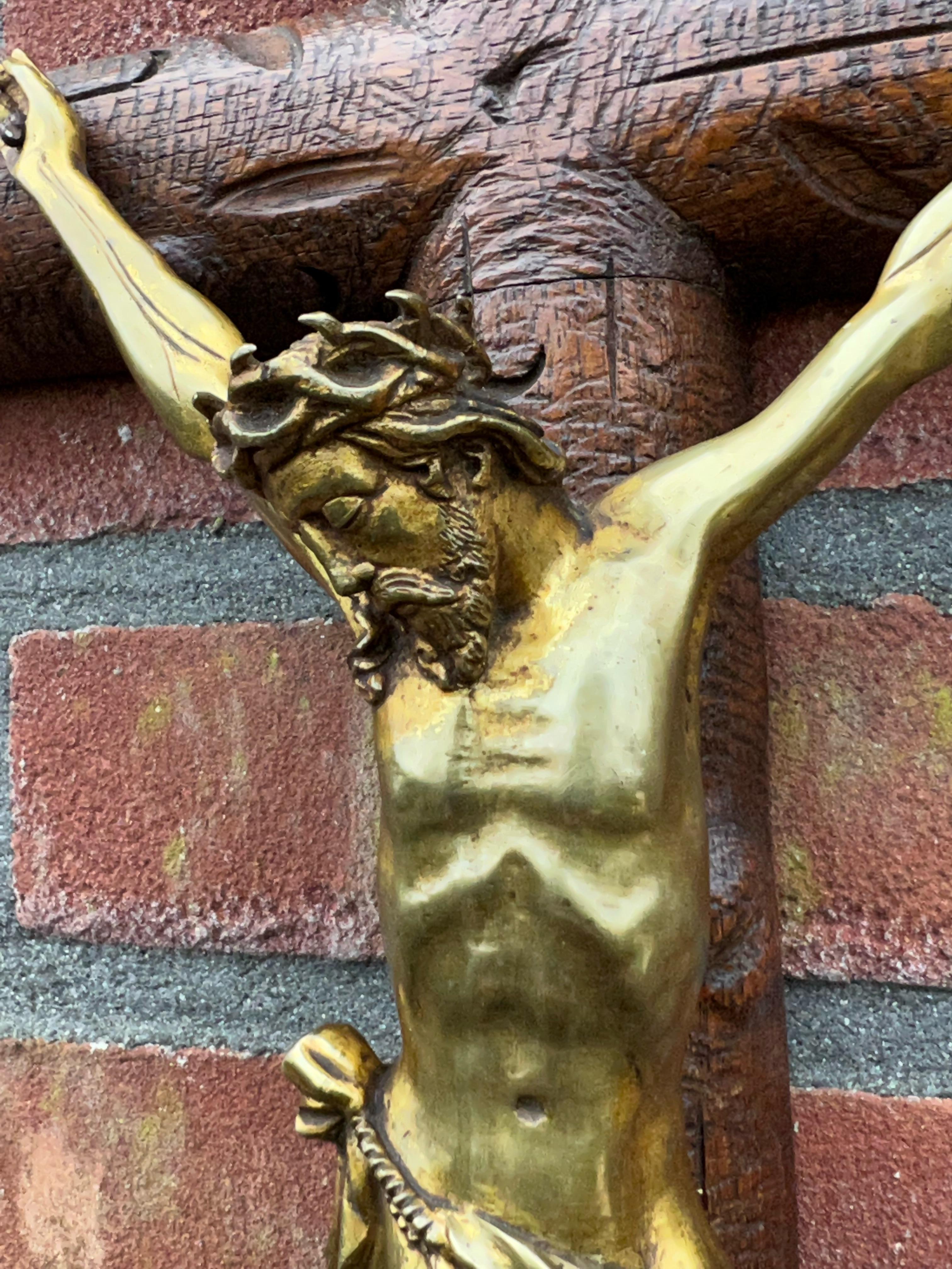 Antique Crucifix w. Fine Bronze Corpus and Stunning Hand Carved Nutwood Cross In Excellent Condition In Lisse, NL