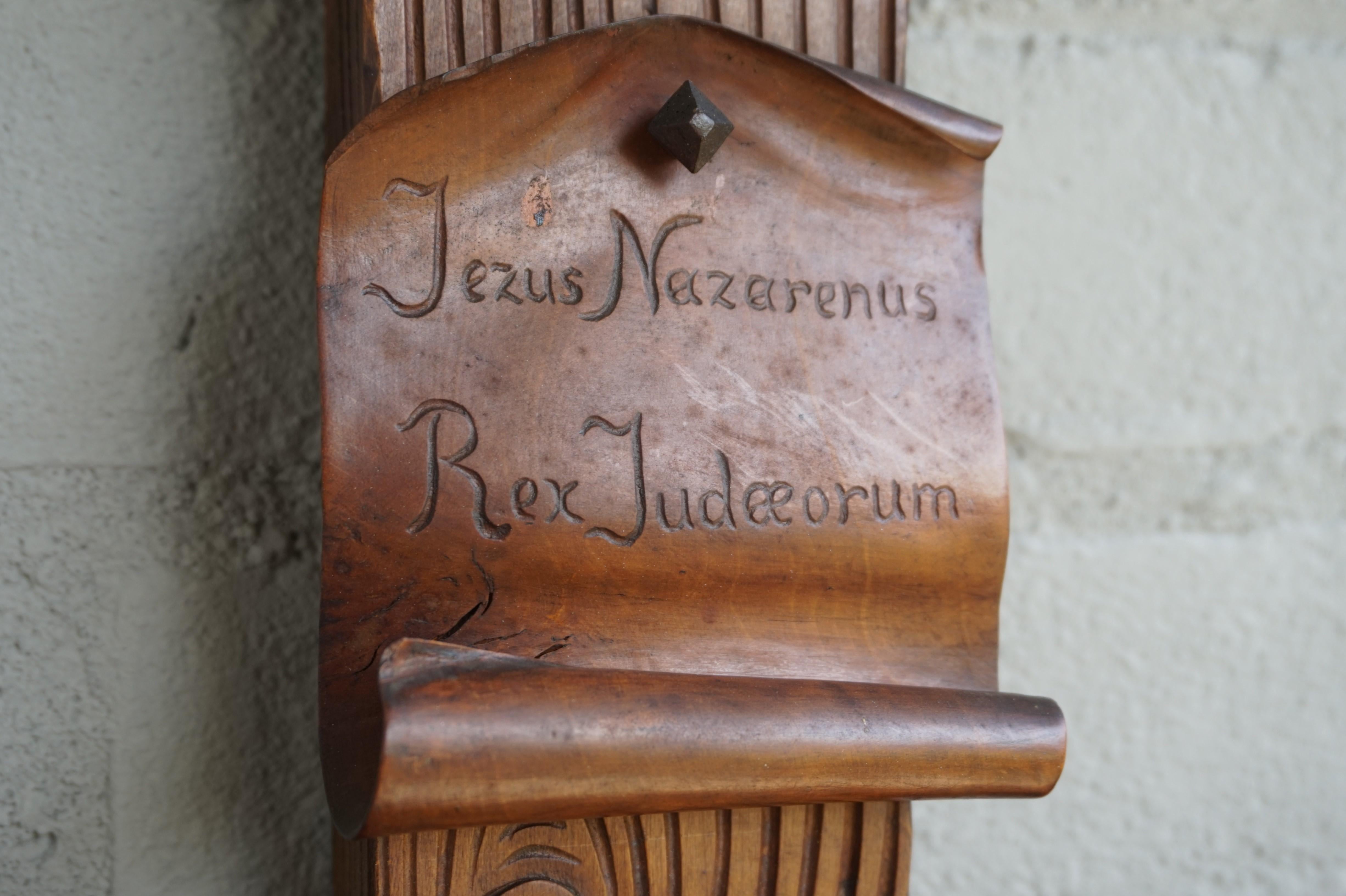 Antique Crucifix w. Stunning Hand Carved Jesus Sculpture & King of the Jews Sign In Good Condition In Lisse, NL
