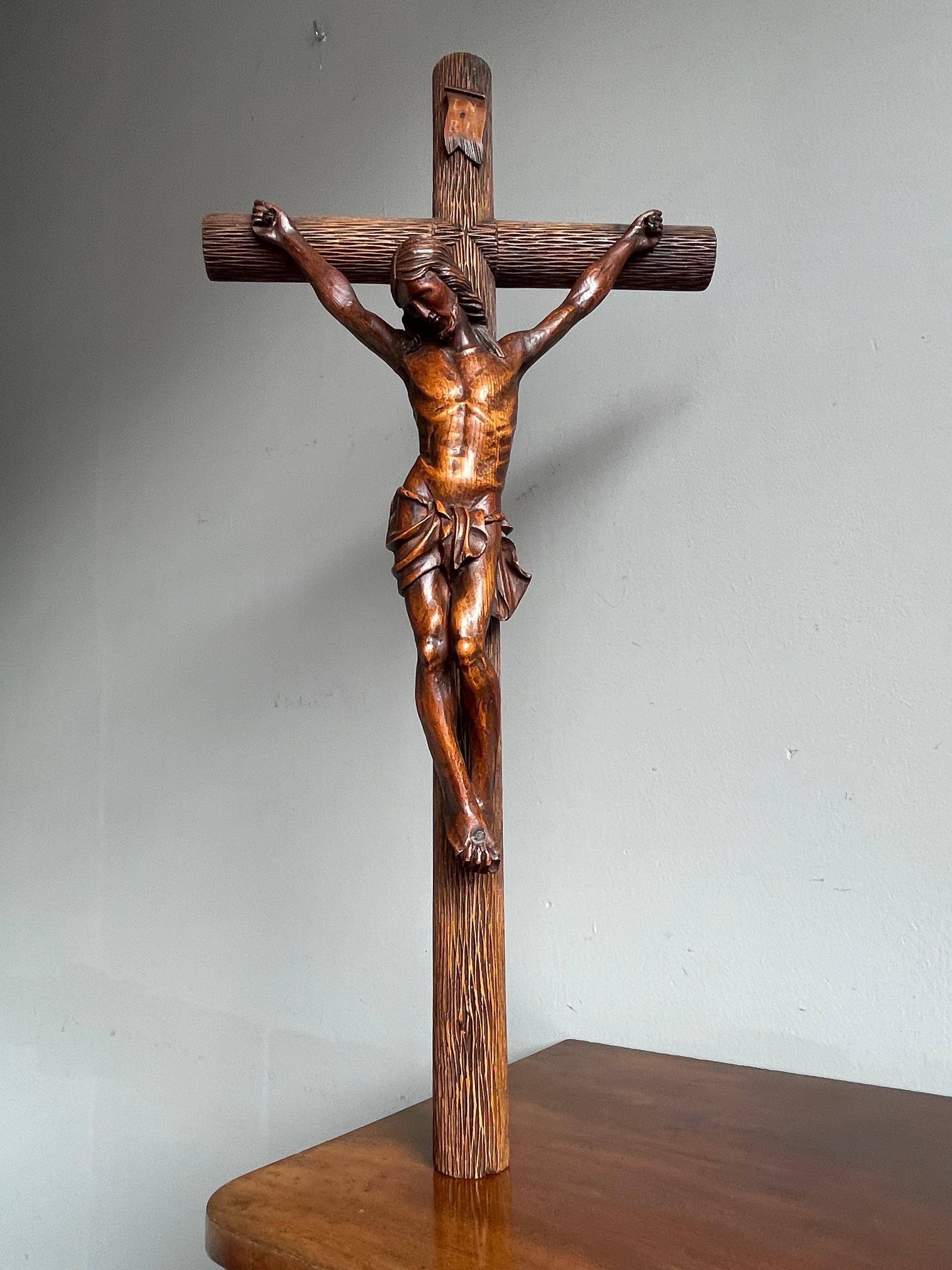Crucifix ancien avec une croix en bois unique en forme de tronc d'arbre de style coffre au Christ et Corpus du Christ en vente 2