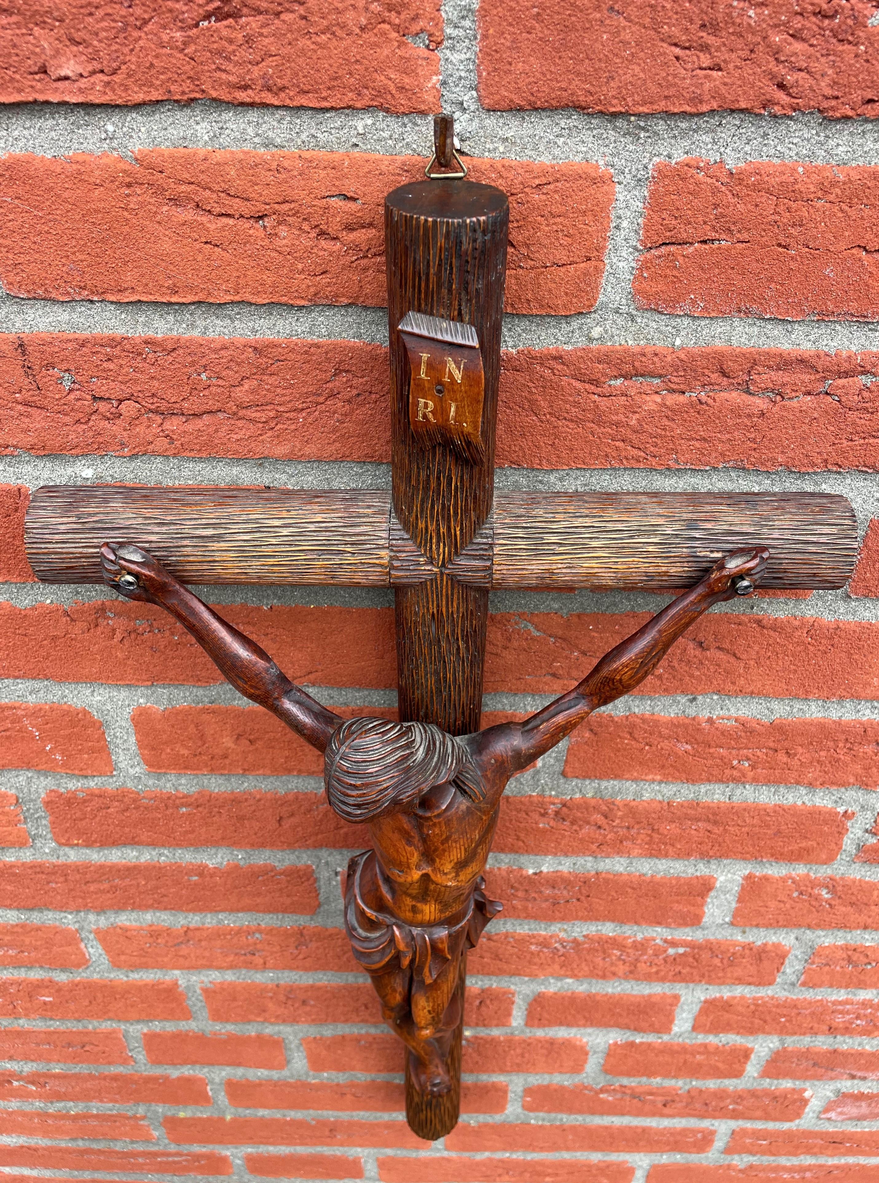 Antikes Kruzifix mit einem einzigartigen Holzkreuz im Baumstammstil und Corpus of Christ im Angebot 4