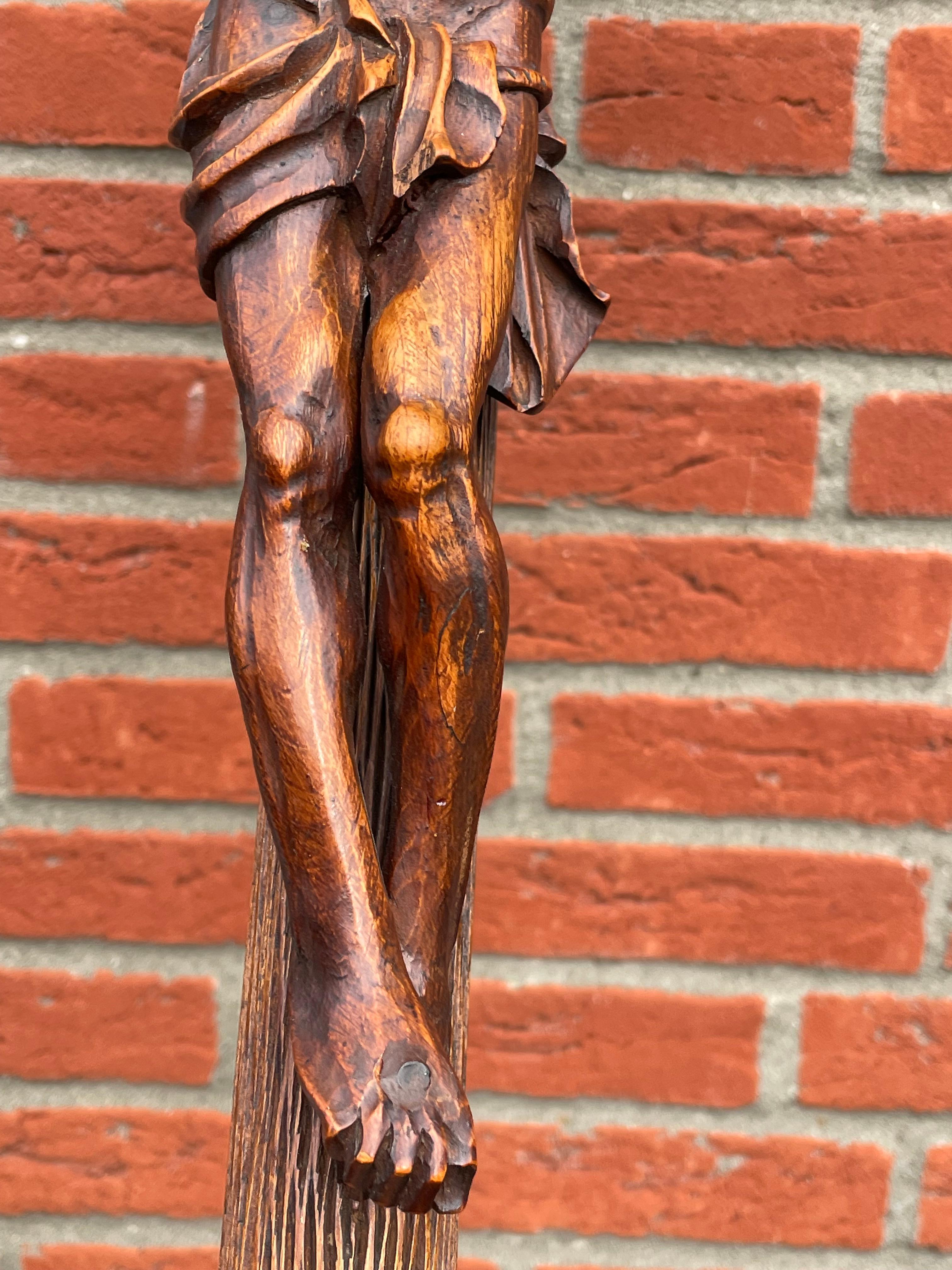 Crucifix ancien avec une croix en bois unique en forme de tronc d'arbre de style coffre au Christ et Corpus du Christ en vente 4