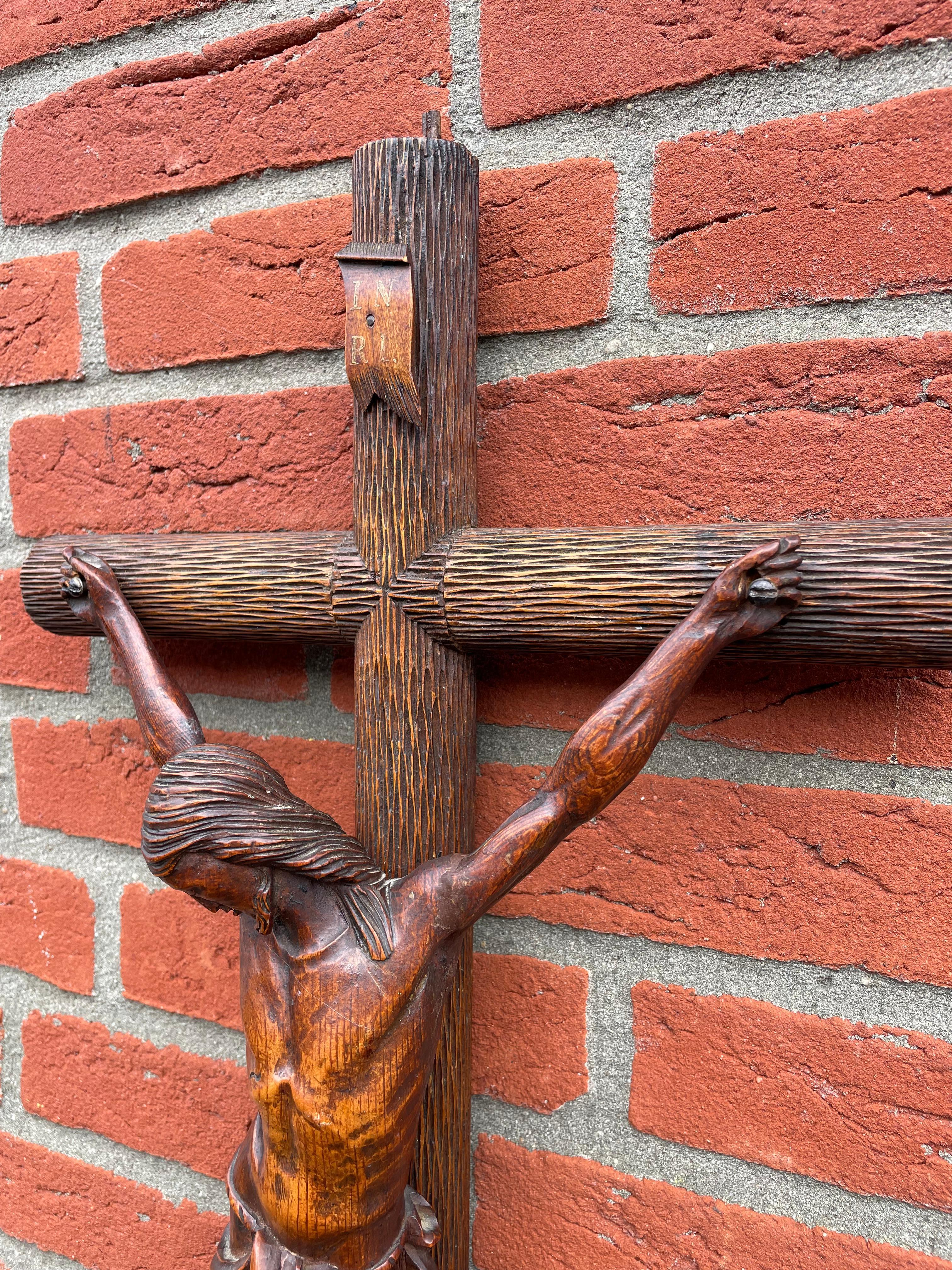 Antikes Kruzifix mit einem einzigartigen Holzkreuz im Baumstammstil und Corpus of Christ im Angebot 6