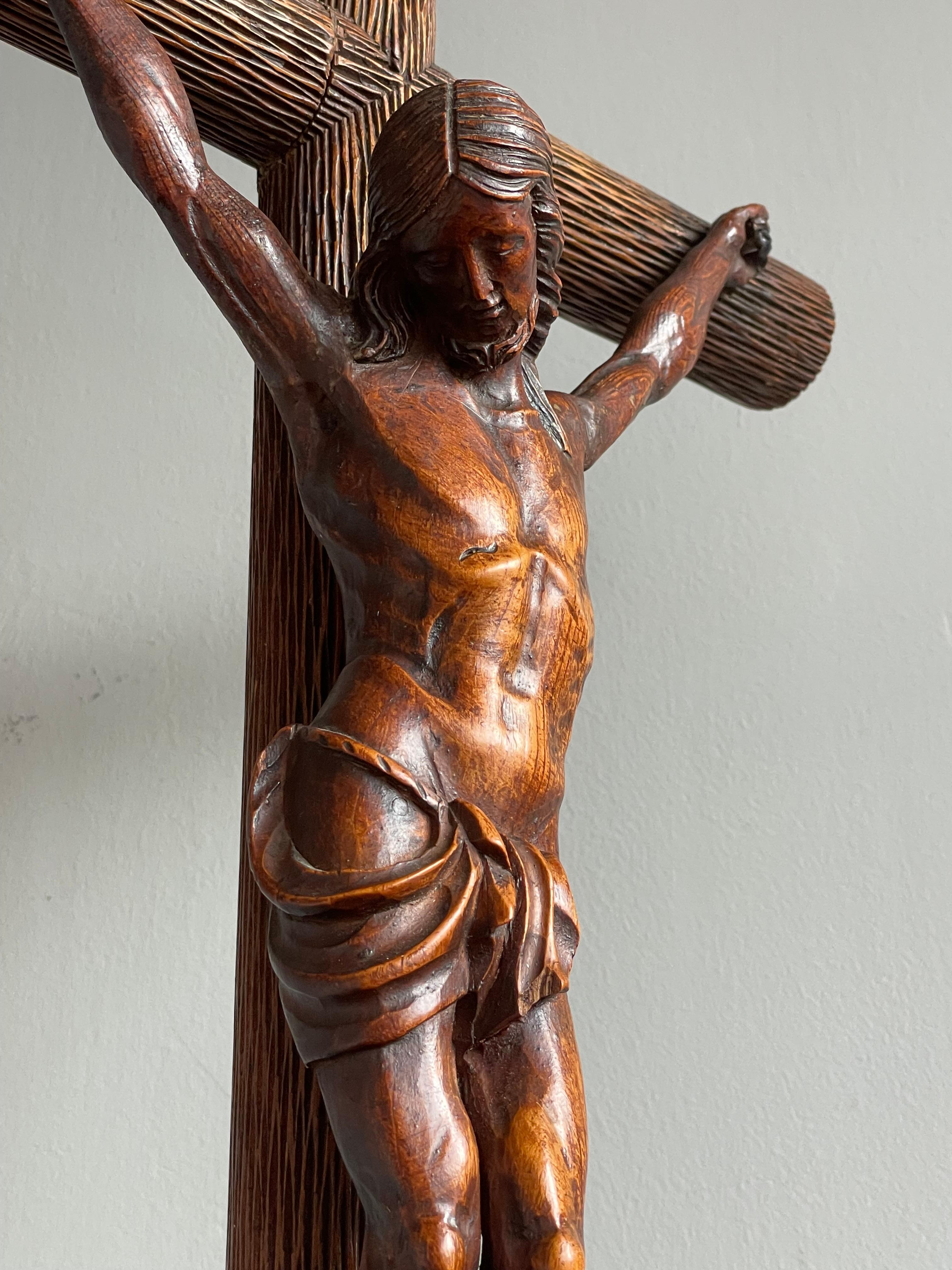 Crucifix ancien avec une croix en bois unique en forme de tronc d'arbre de style coffre au Christ et Corpus du Christ en vente 6