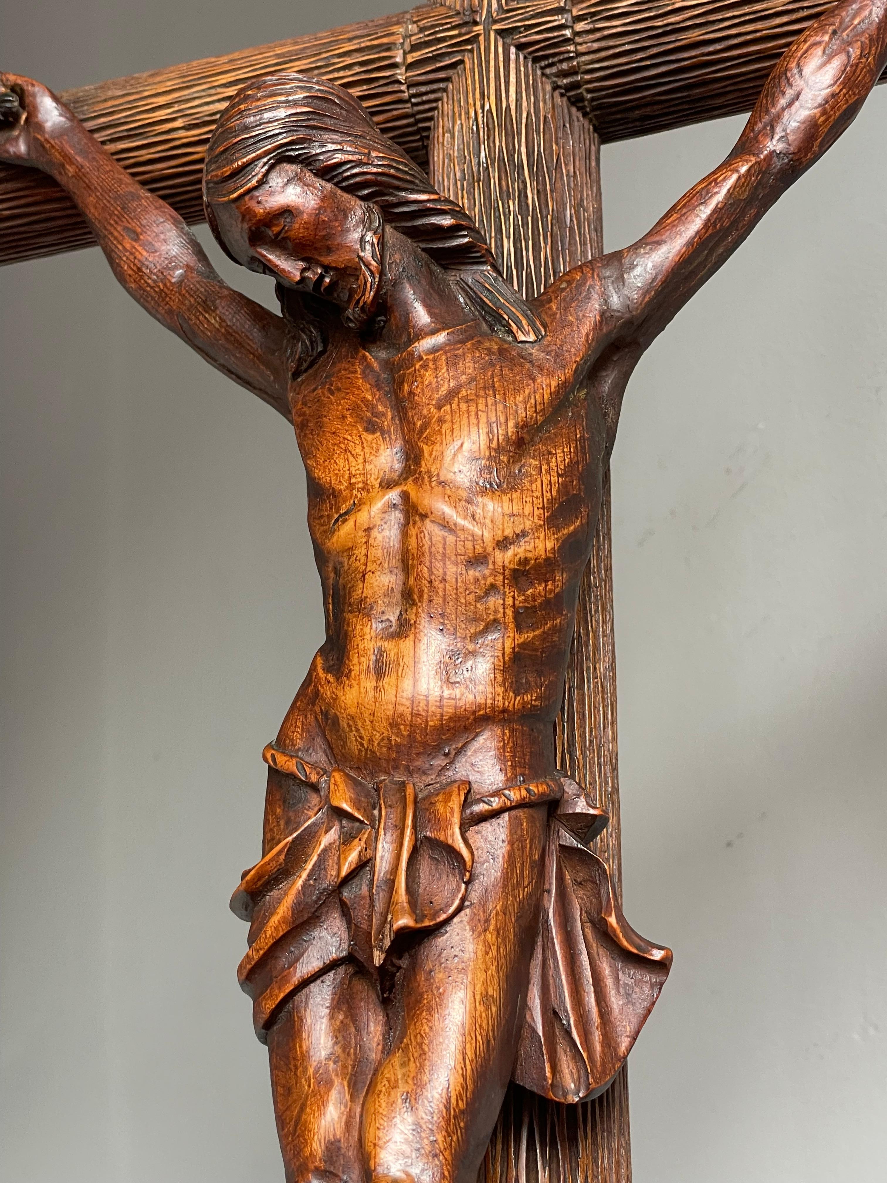 Crucifix ancien avec une croix en bois unique en forme de tronc d'arbre de style coffre au Christ et Corpus du Christ en vente 7