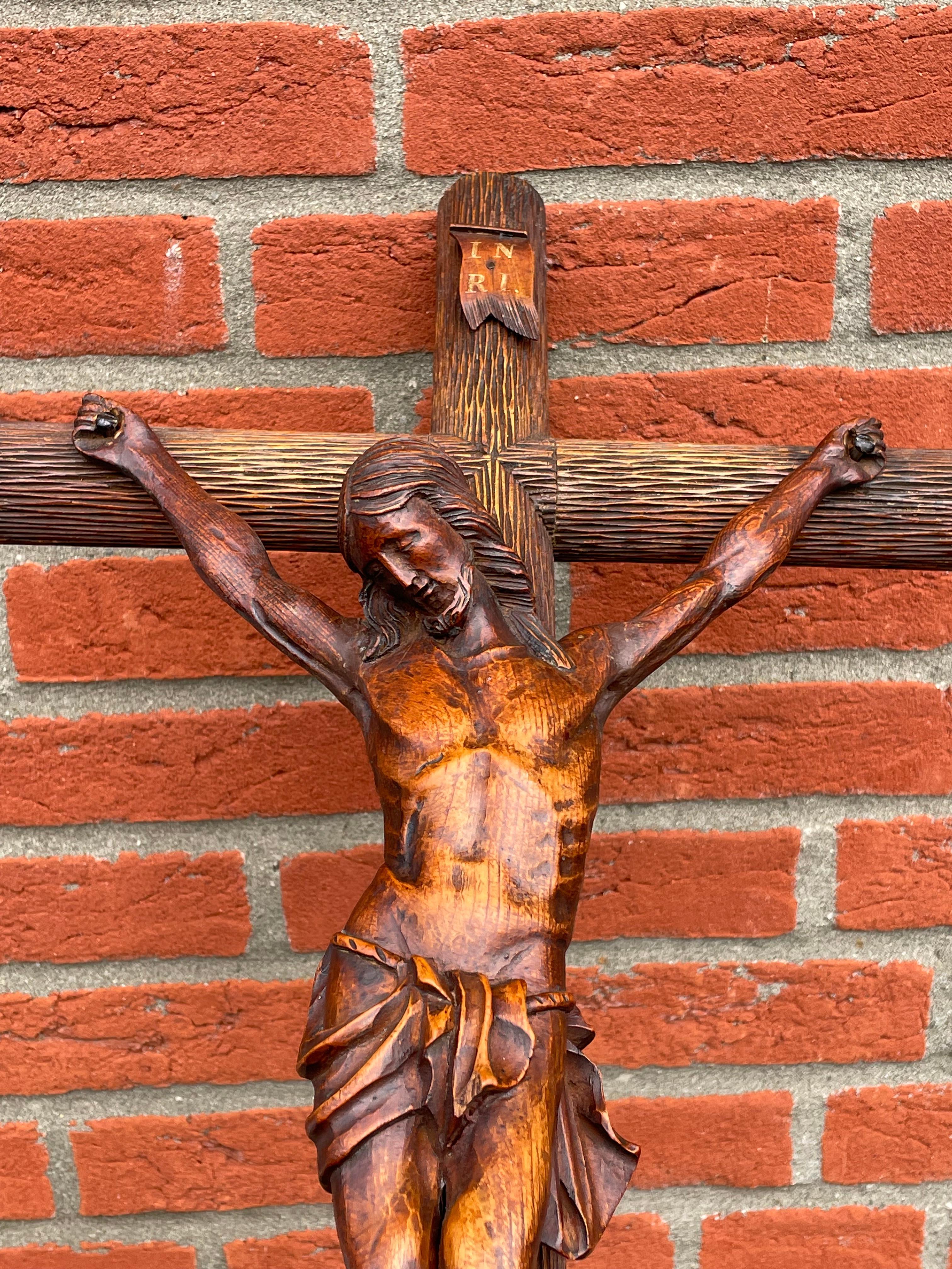 Crucifix ancien avec une croix en bois unique en forme de tronc d'arbre de style coffre au Christ et Corpus du Christ en vente 11
