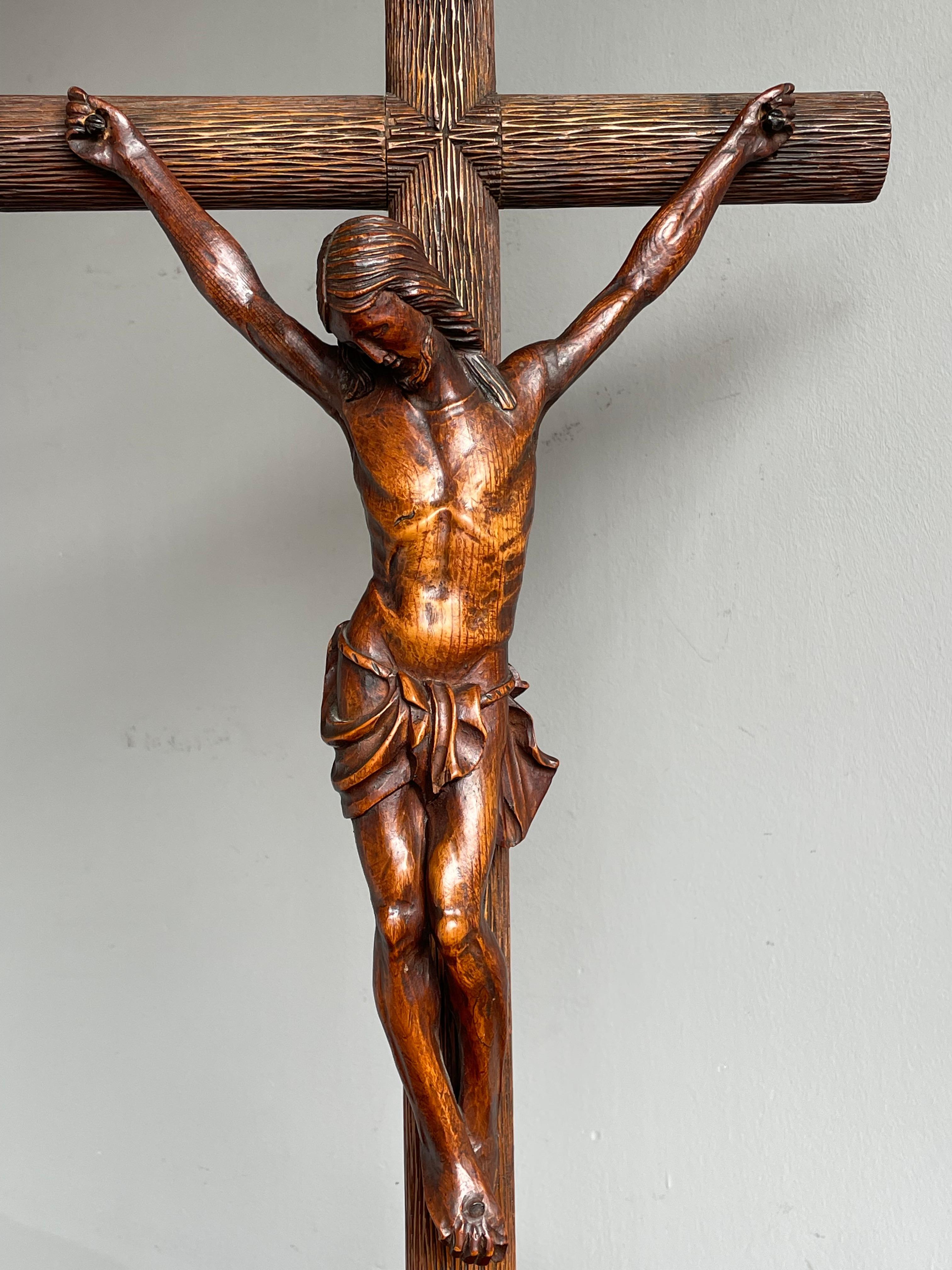 Arts and Crafts Crucifix ancien avec une croix en bois unique en forme de tronc d'arbre de style coffre au Christ et Corpus du Christ en vente