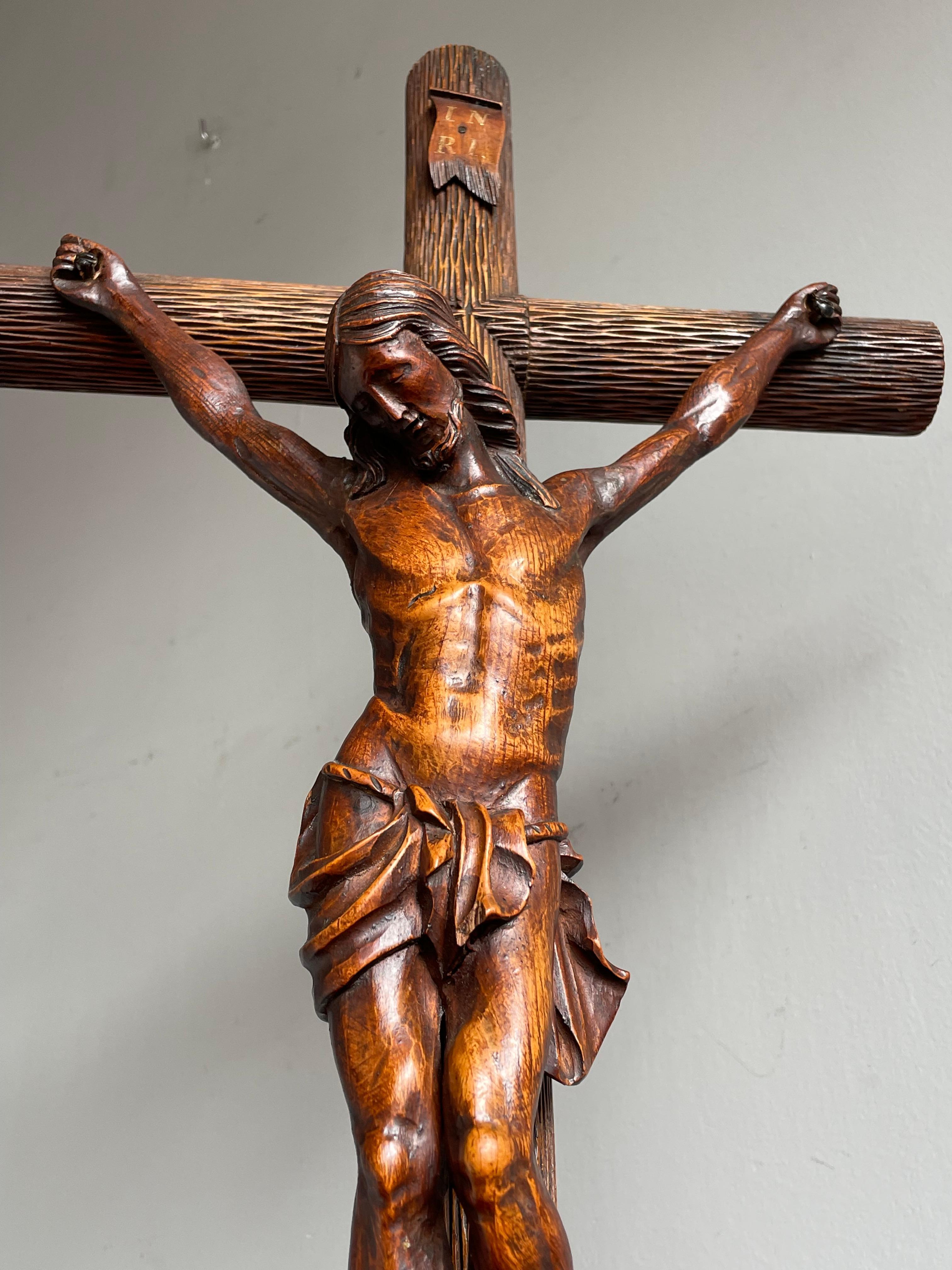 Antikes Kruzifix mit einem einzigartigen Holzkreuz im Baumstammstil und Corpus of Christ (Handgeschnitzt) im Angebot