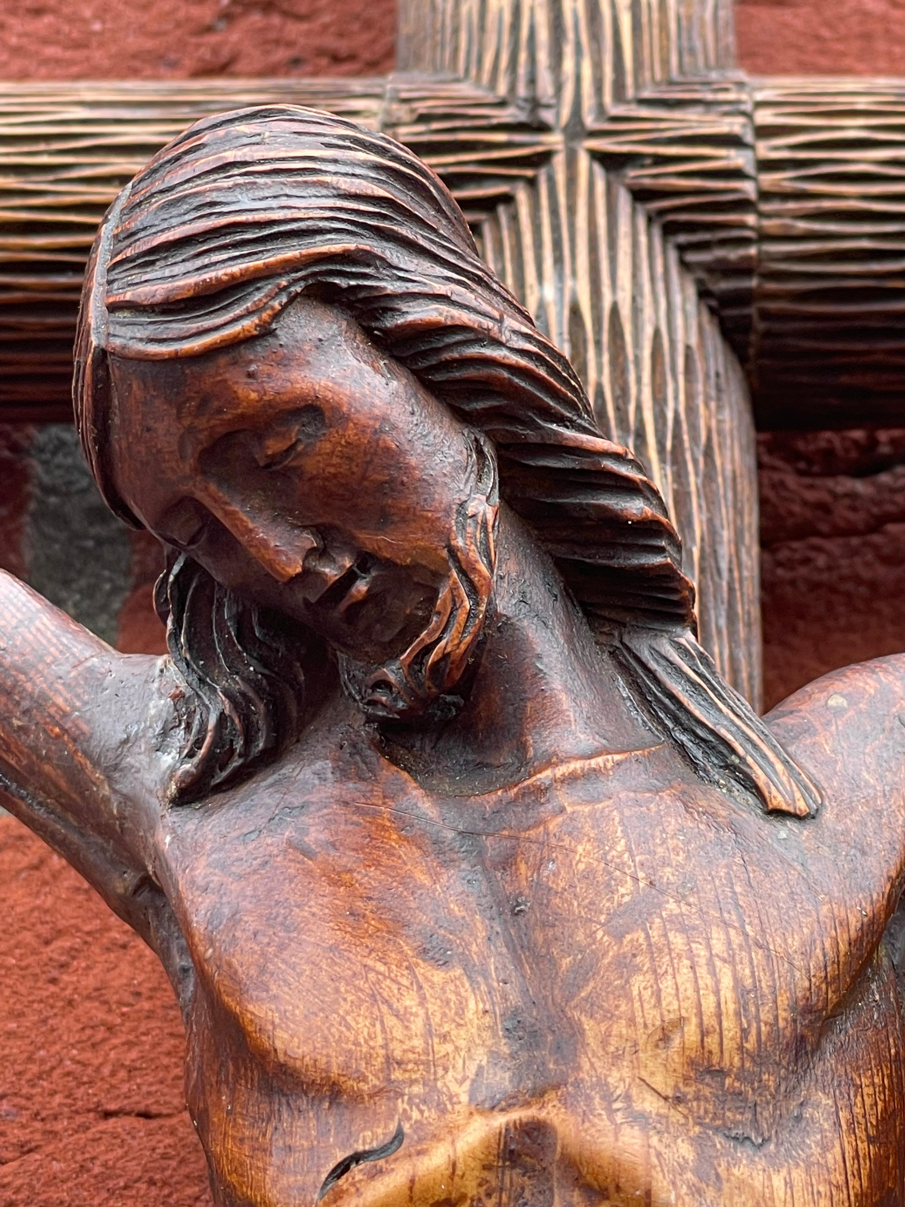Sculpté à la main Crucifix ancien avec une croix en bois unique en forme de tronc d'arbre de style coffre au Christ et Corpus du Christ en vente