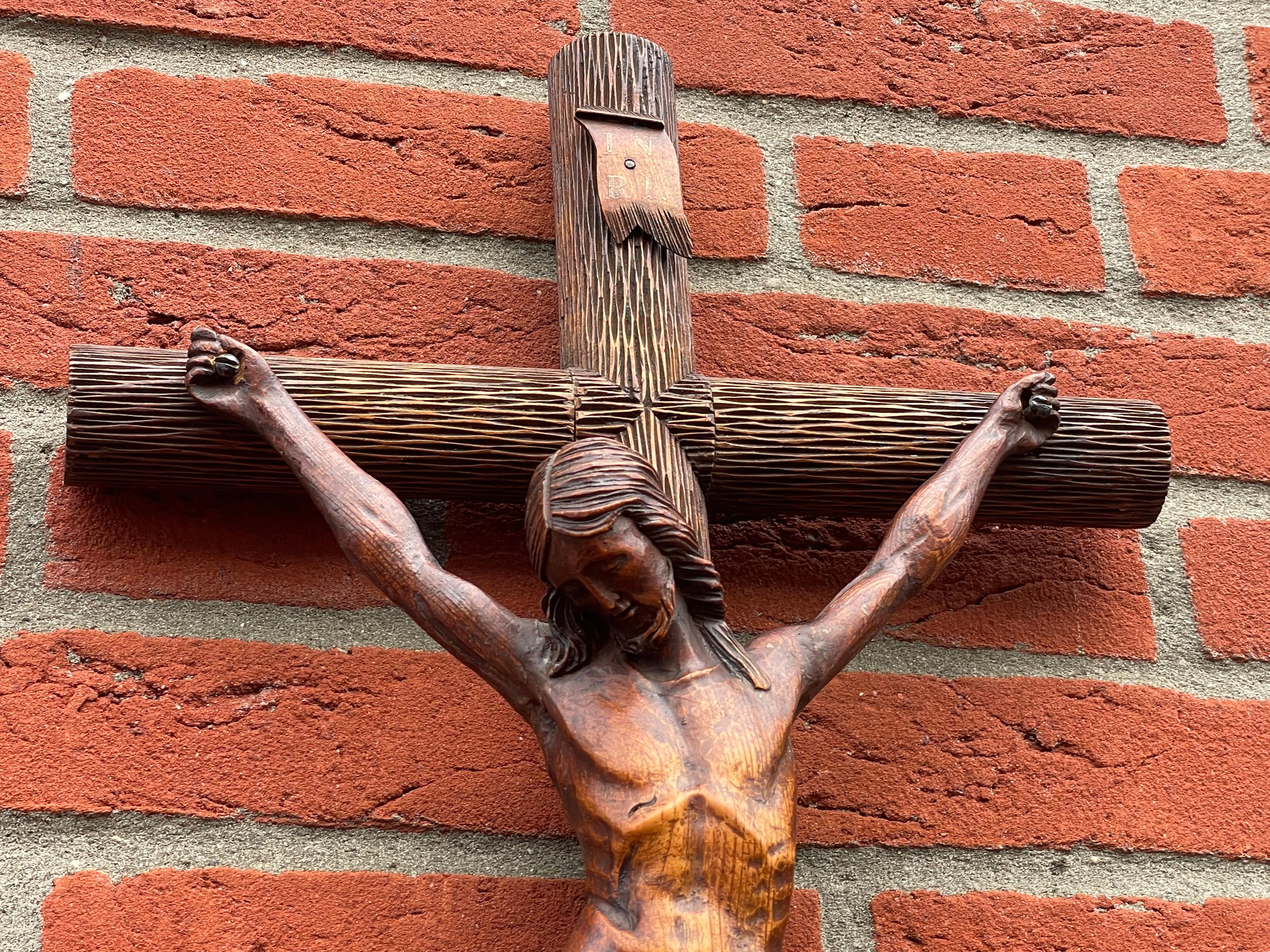 Antikes Kruzifix mit einem einzigartigen Holzkreuz im Baumstammstil und Corpus of Christ (Nussbaumholz) im Angebot