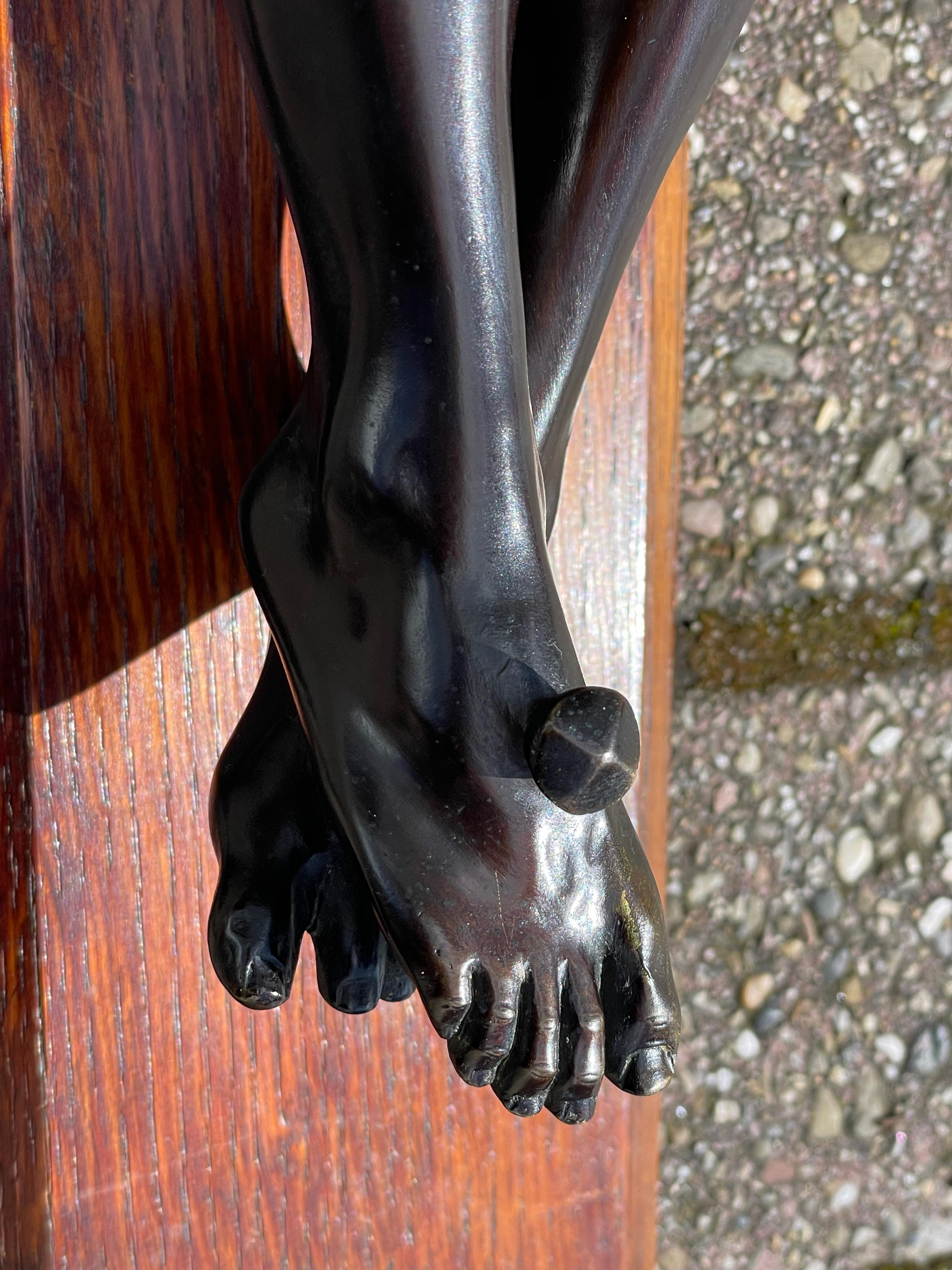 Crucifix ancien avec exceptionnelle sculpture en bronze d'un Jésus-Christ mourant 4