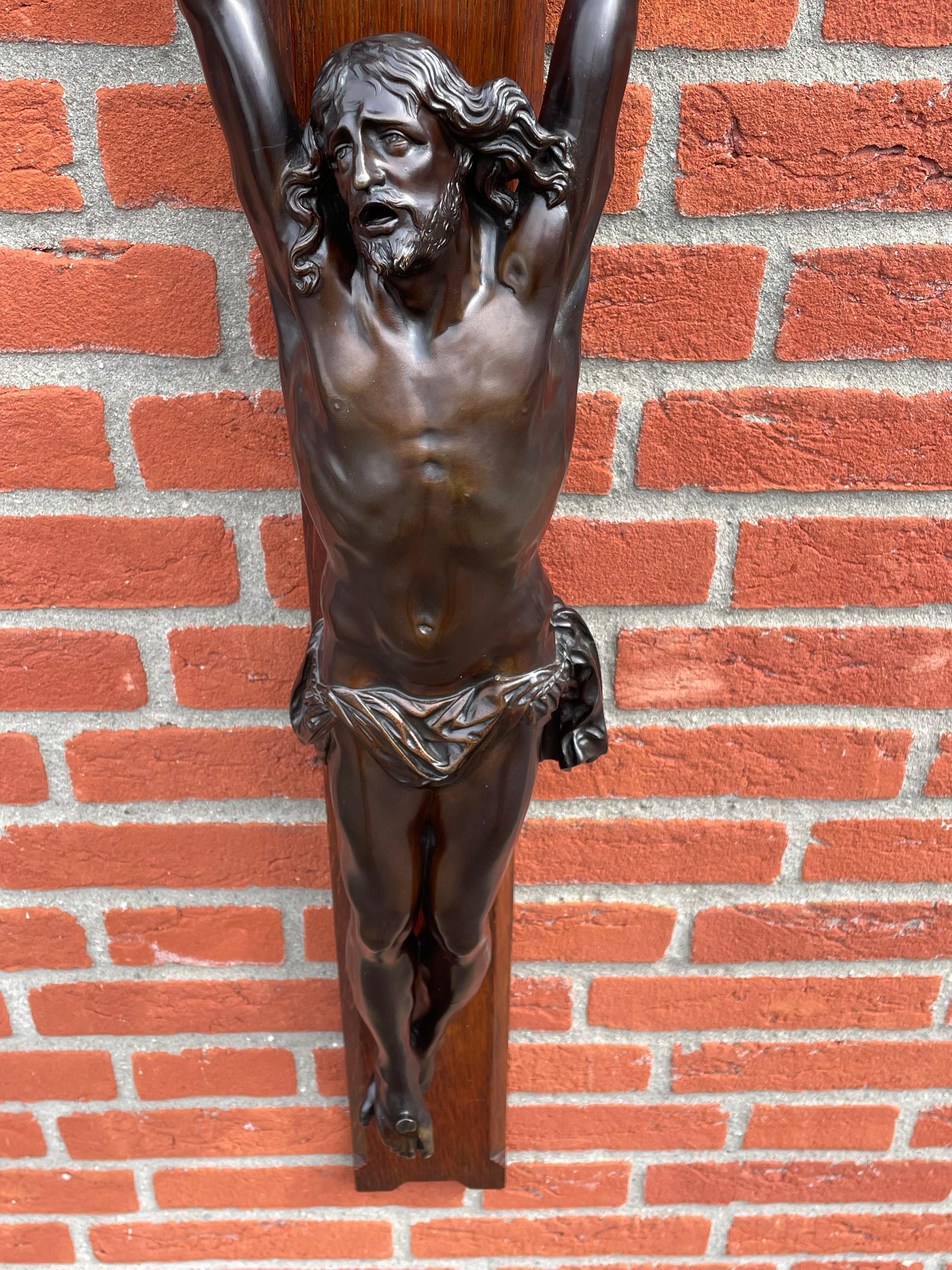 Crucifix ancien avec exceptionnelle sculpture en bronze d'un Jésus-Christ mourant en vente 5