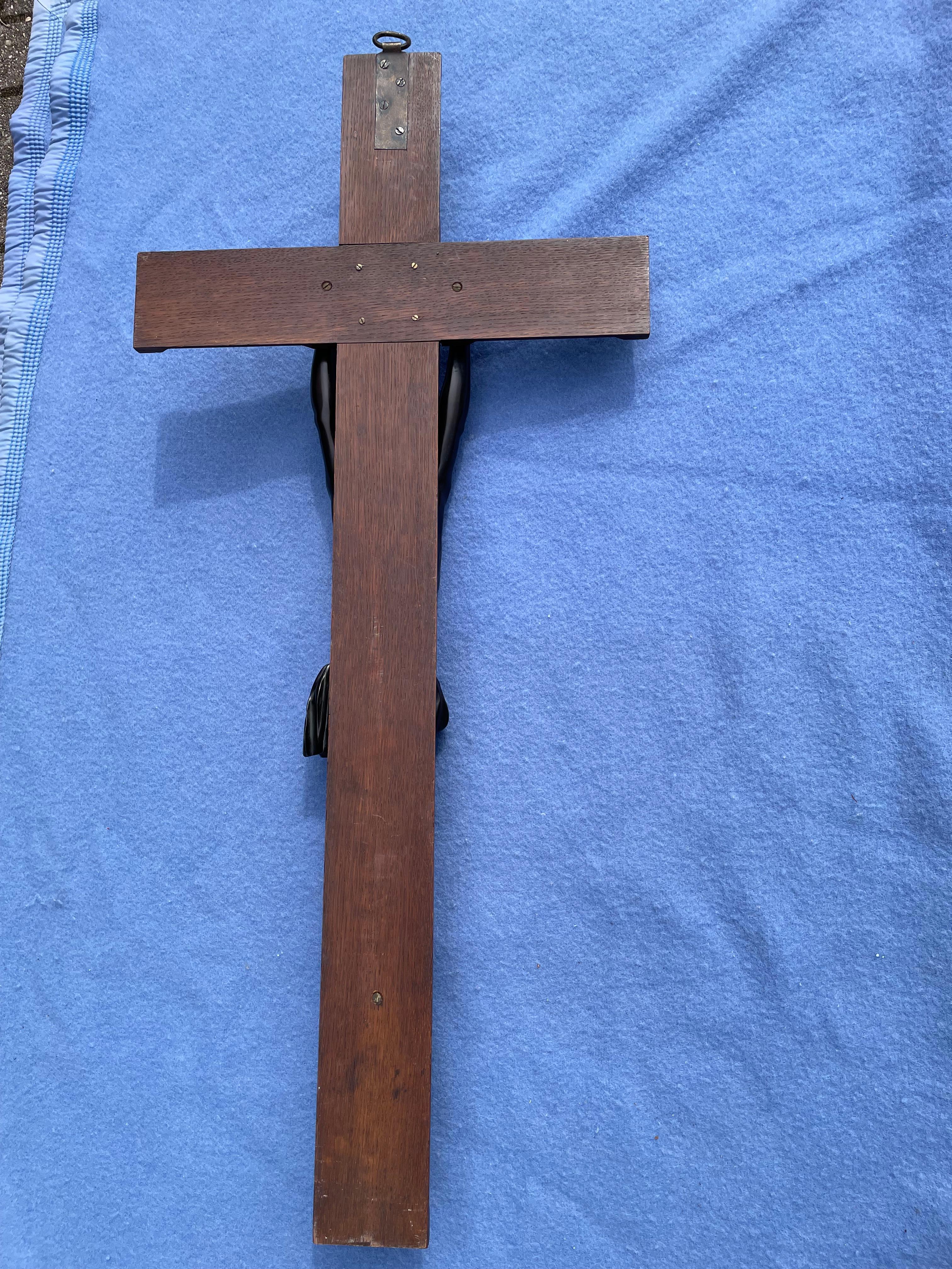 Crucifix ancien avec exceptionnelle sculpture en bronze d'un Jésus-Christ mourant en vente 6