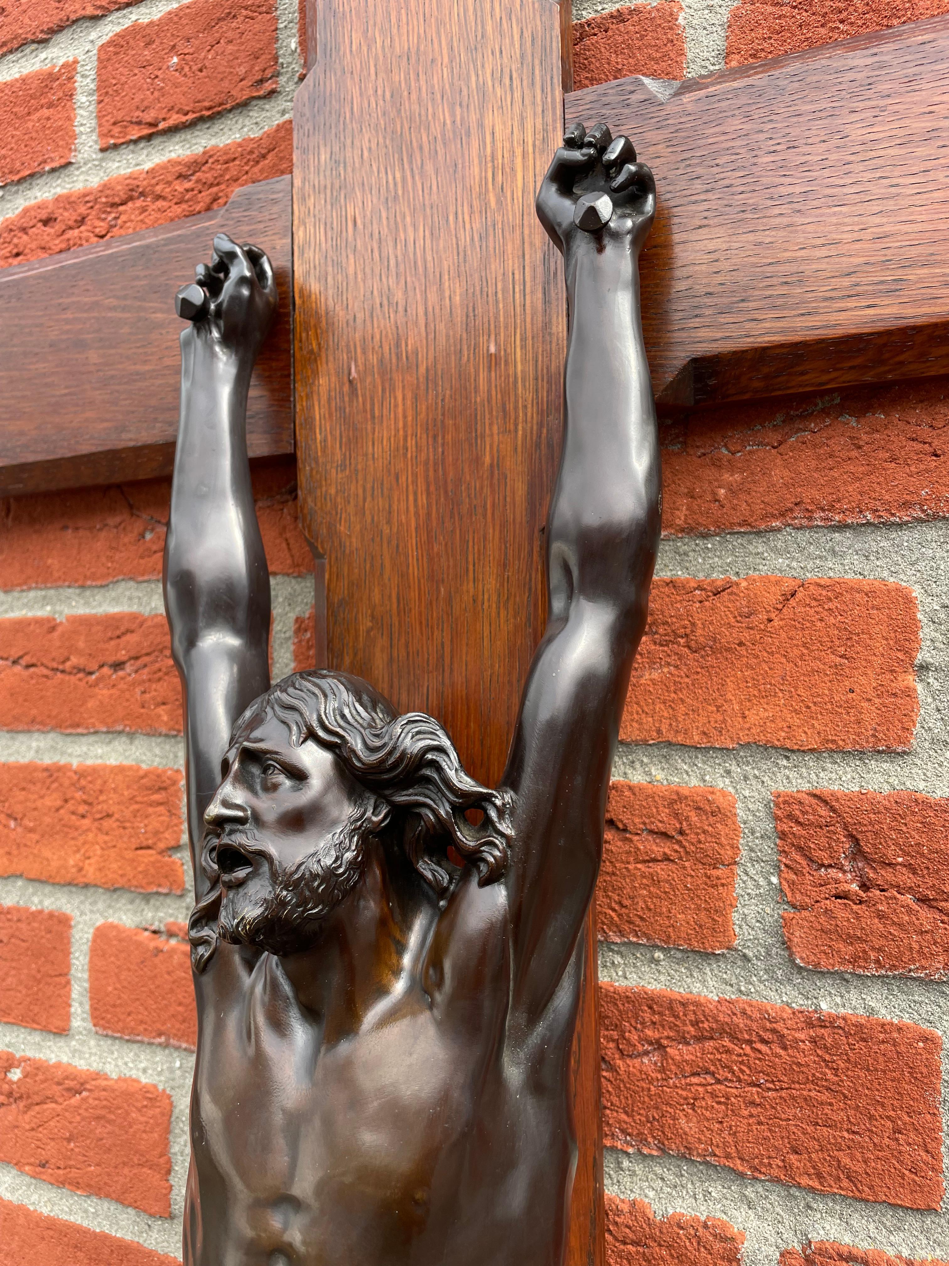 Crucifix ancien avec exceptionnelle sculpture en bronze d'un Jésus-Christ mourant en vente 7