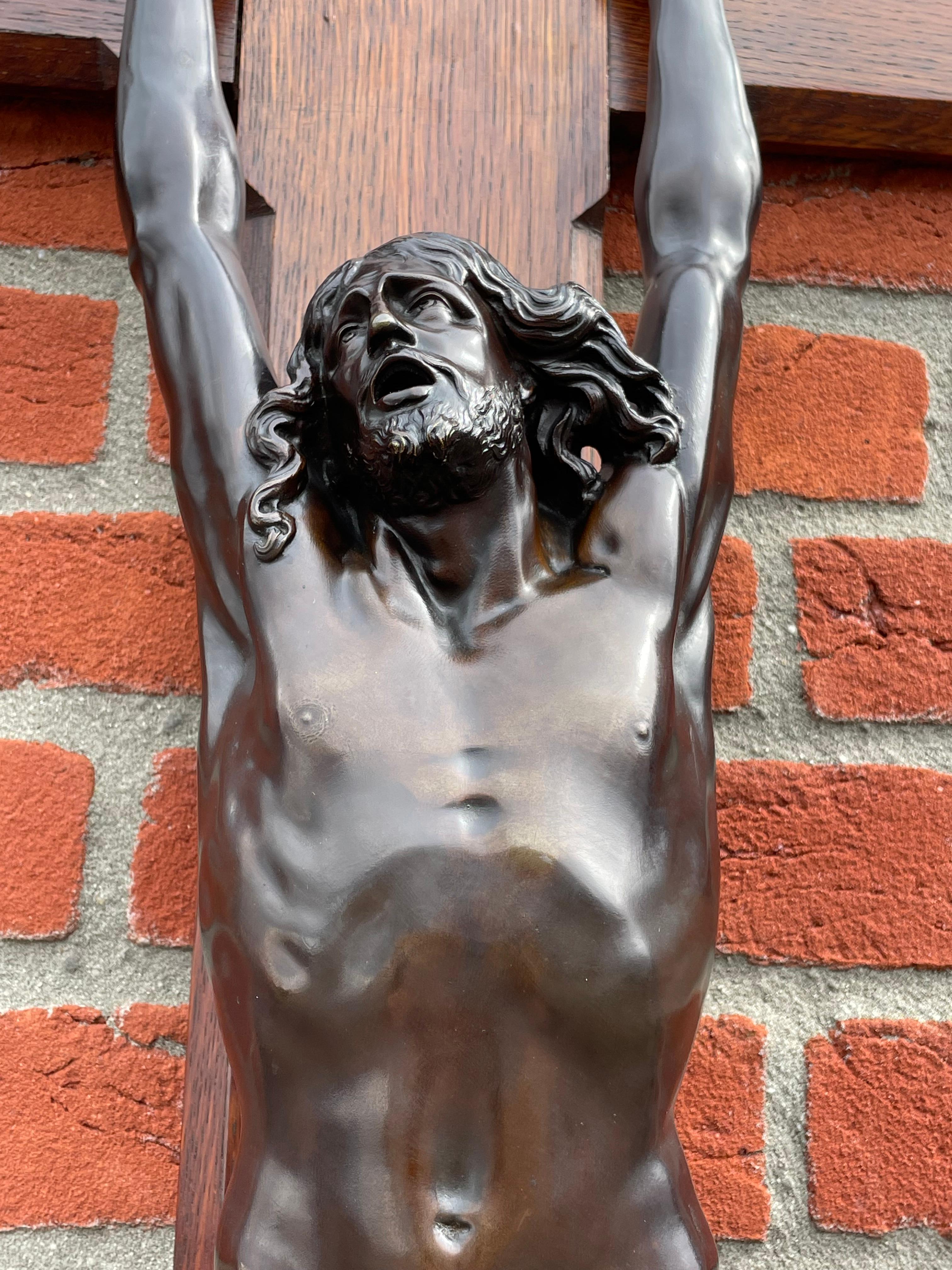 Crucifix ancien avec exceptionnelle sculpture en bronze d'un Jésus-Christ mourant en vente 8
