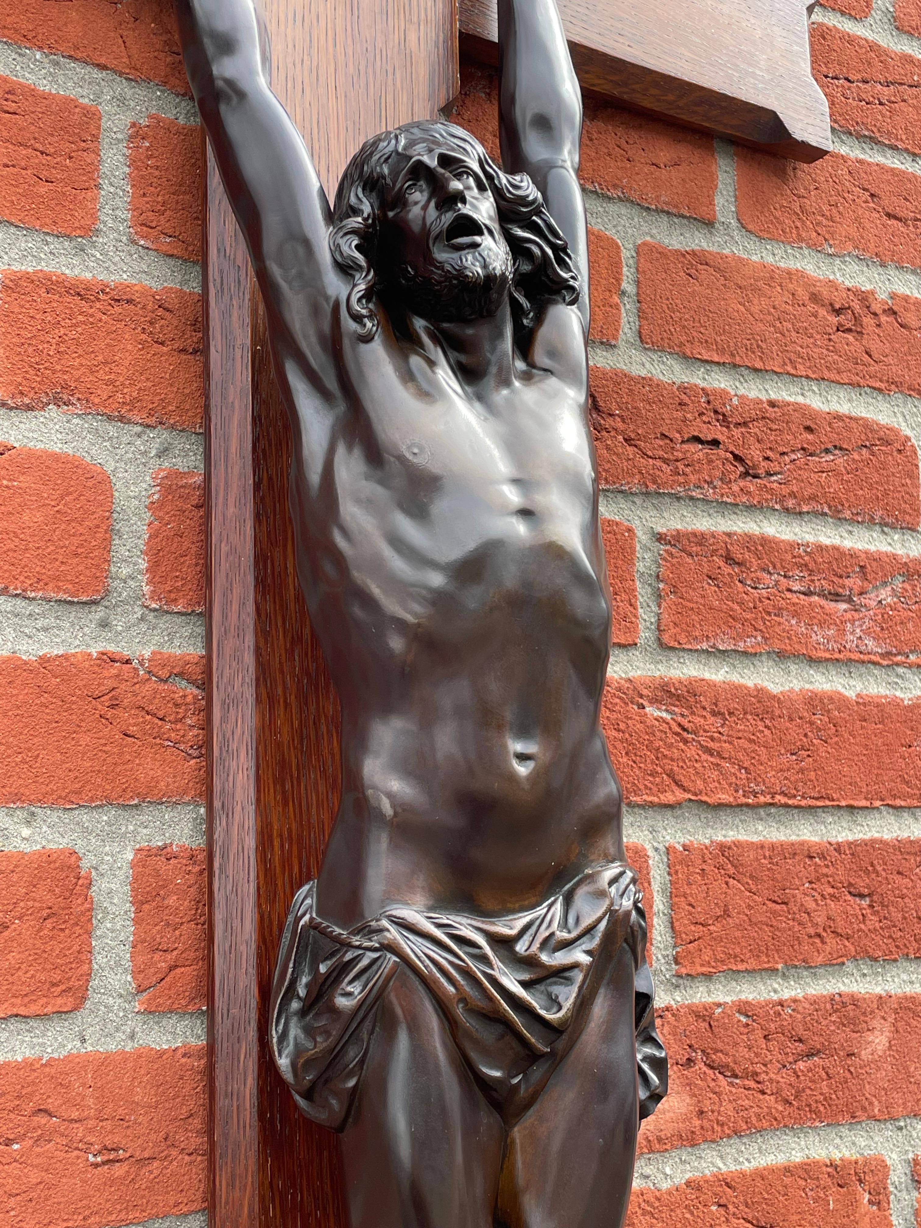 Crucifix ancien avec exceptionnelle sculpture en bronze d'un Jésus-Christ mourant en vente 9