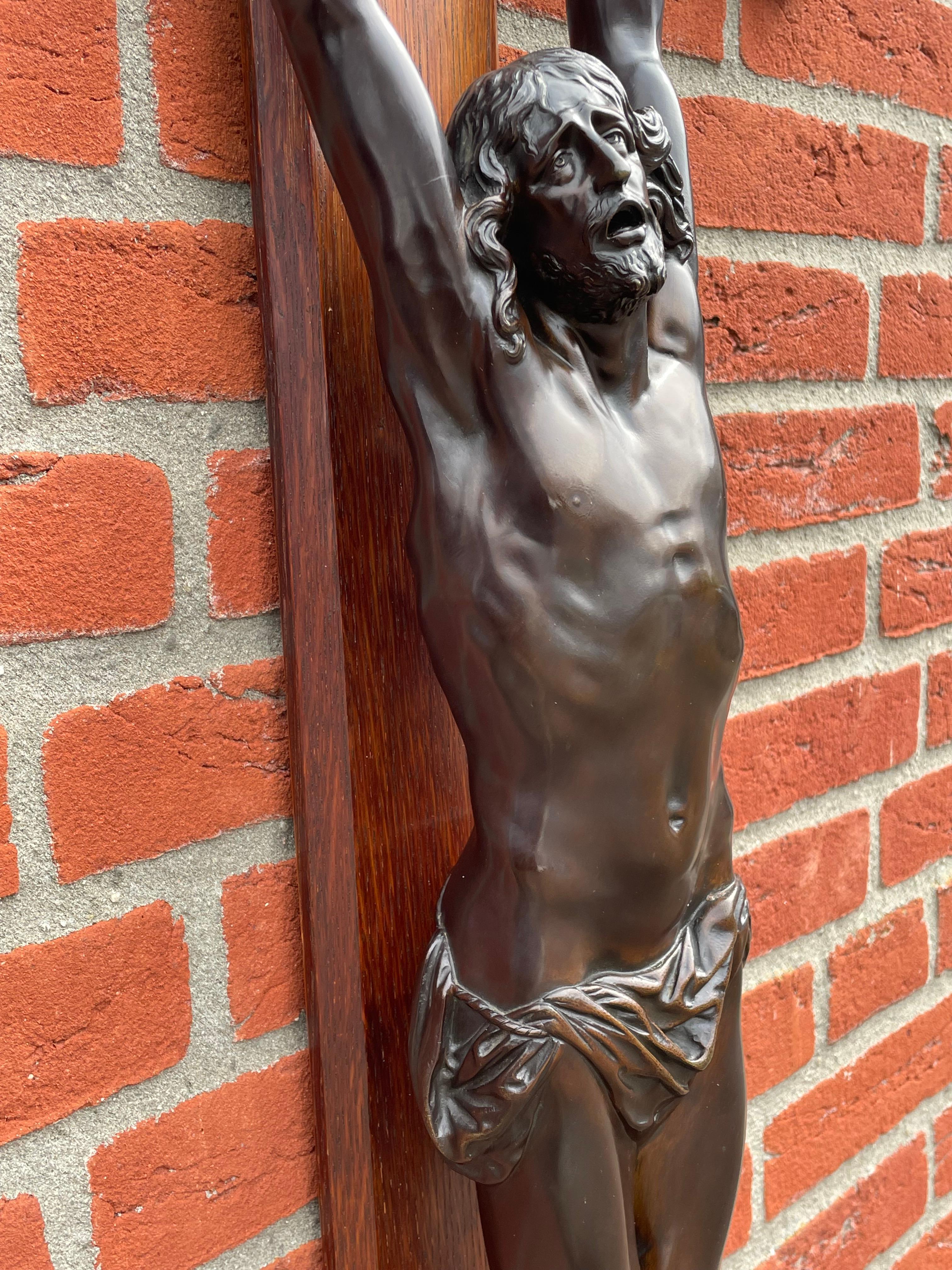 Crucifix ancien avec exceptionnelle sculpture en bronze d'un Jésus-Christ mourant en vente 10
