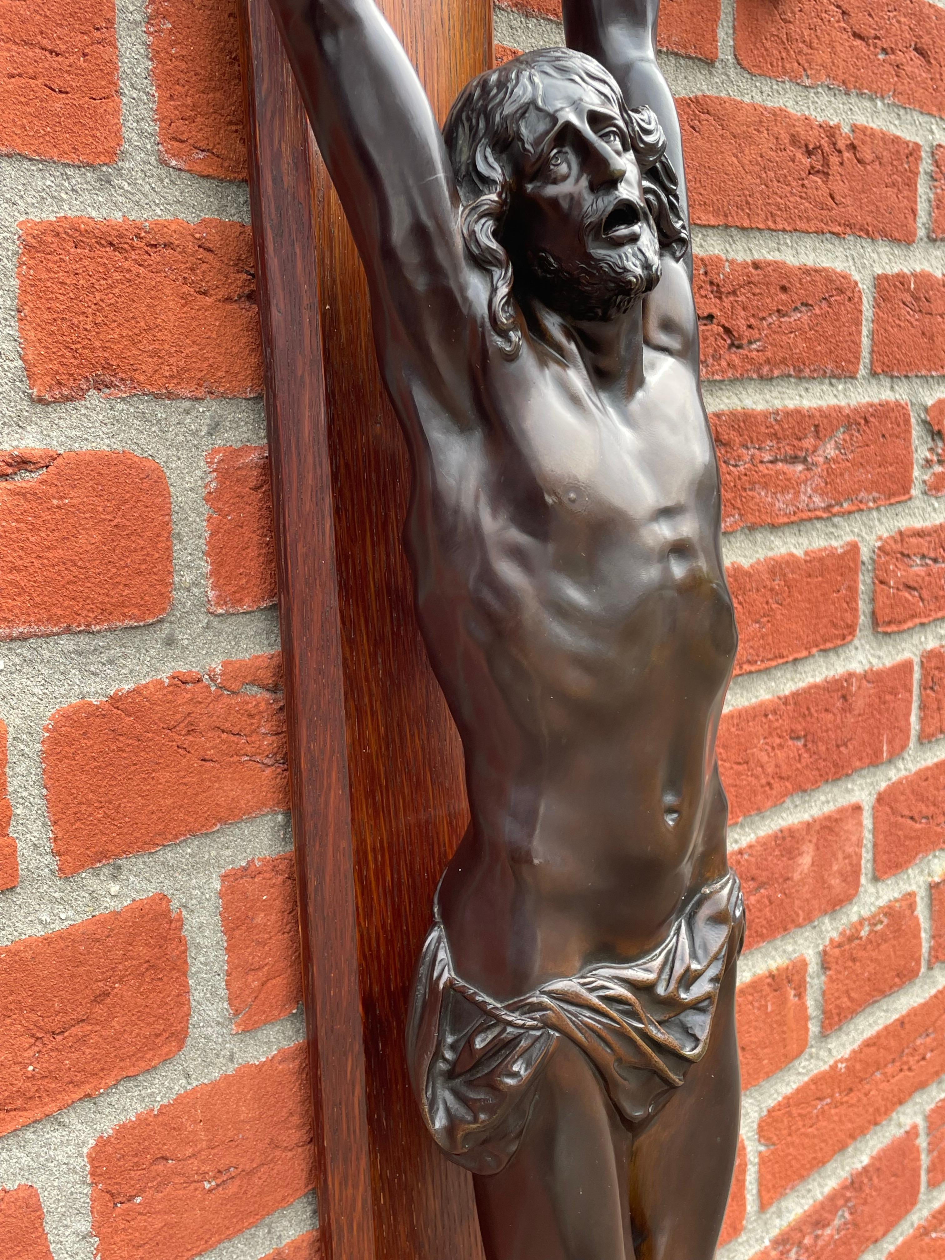 Crucifix ancien avec exceptionnelle sculpture en bronze d'un Jésus-Christ mourant 10