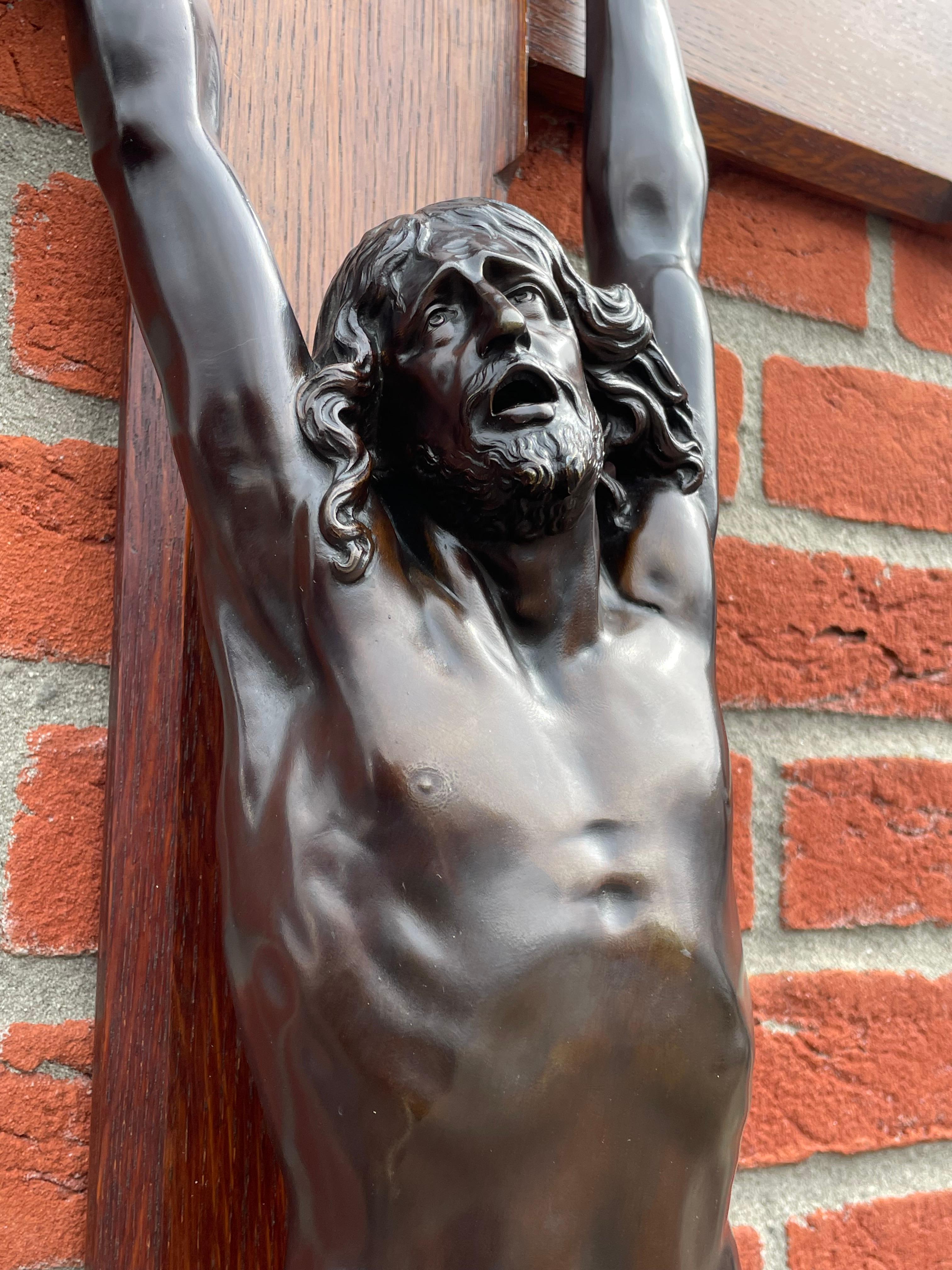 Crucifix ancien avec exceptionnelle sculpture en bronze d'un Jésus-Christ mourant en vente 11