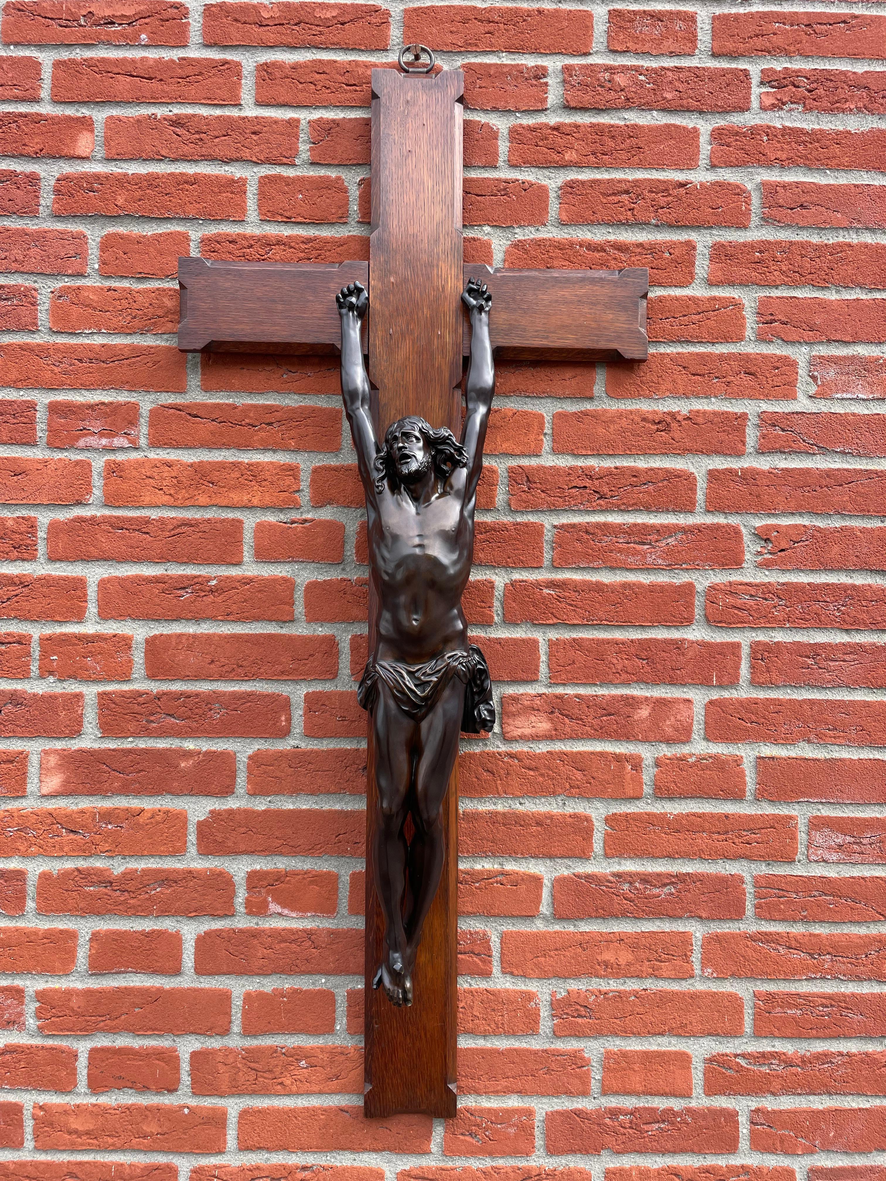 Crucifix ancien avec exceptionnelle sculpture en bronze d'un Jésus-Christ mourant en vente 12