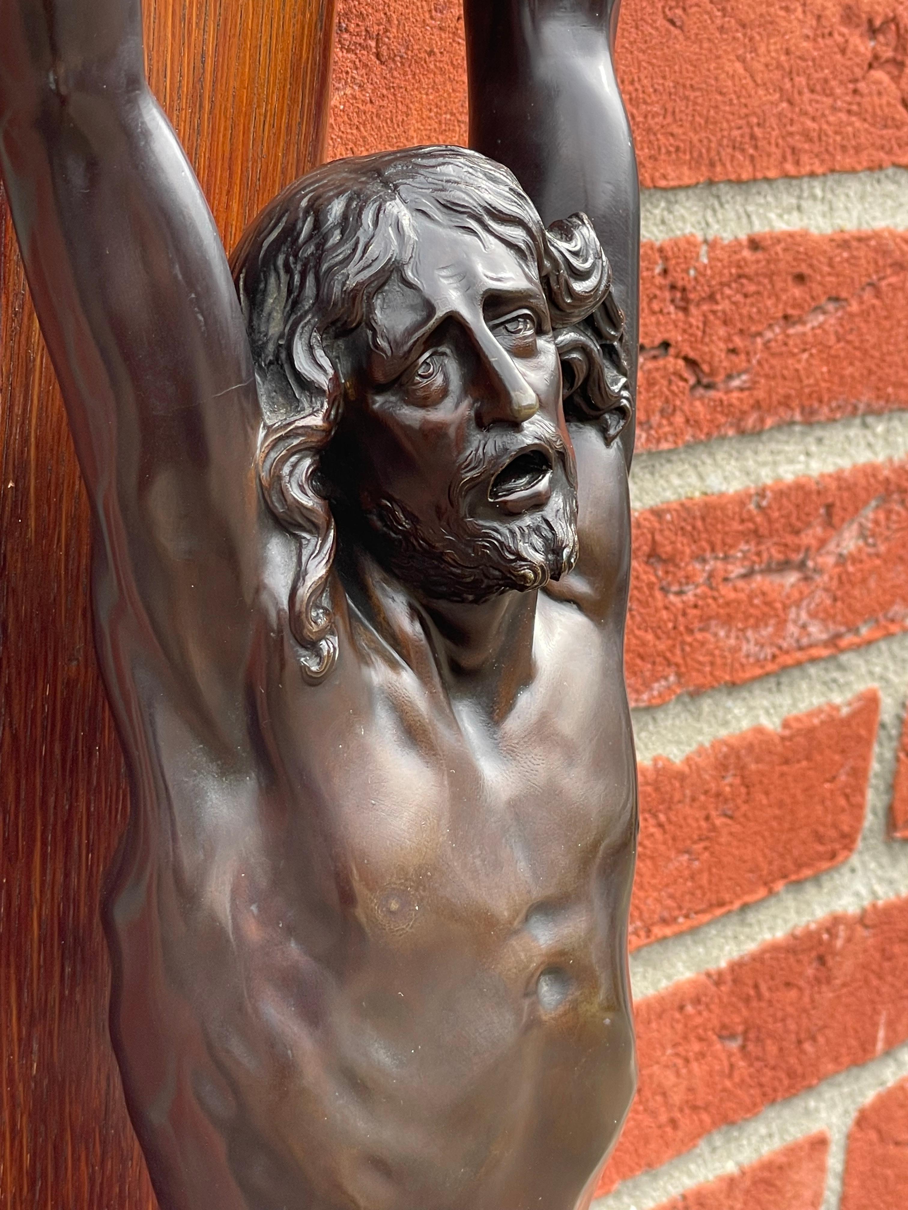 Néo-Renaissance Crucifix ancien avec exceptionnelle sculpture en bronze d'un Jésus-Christ mourant