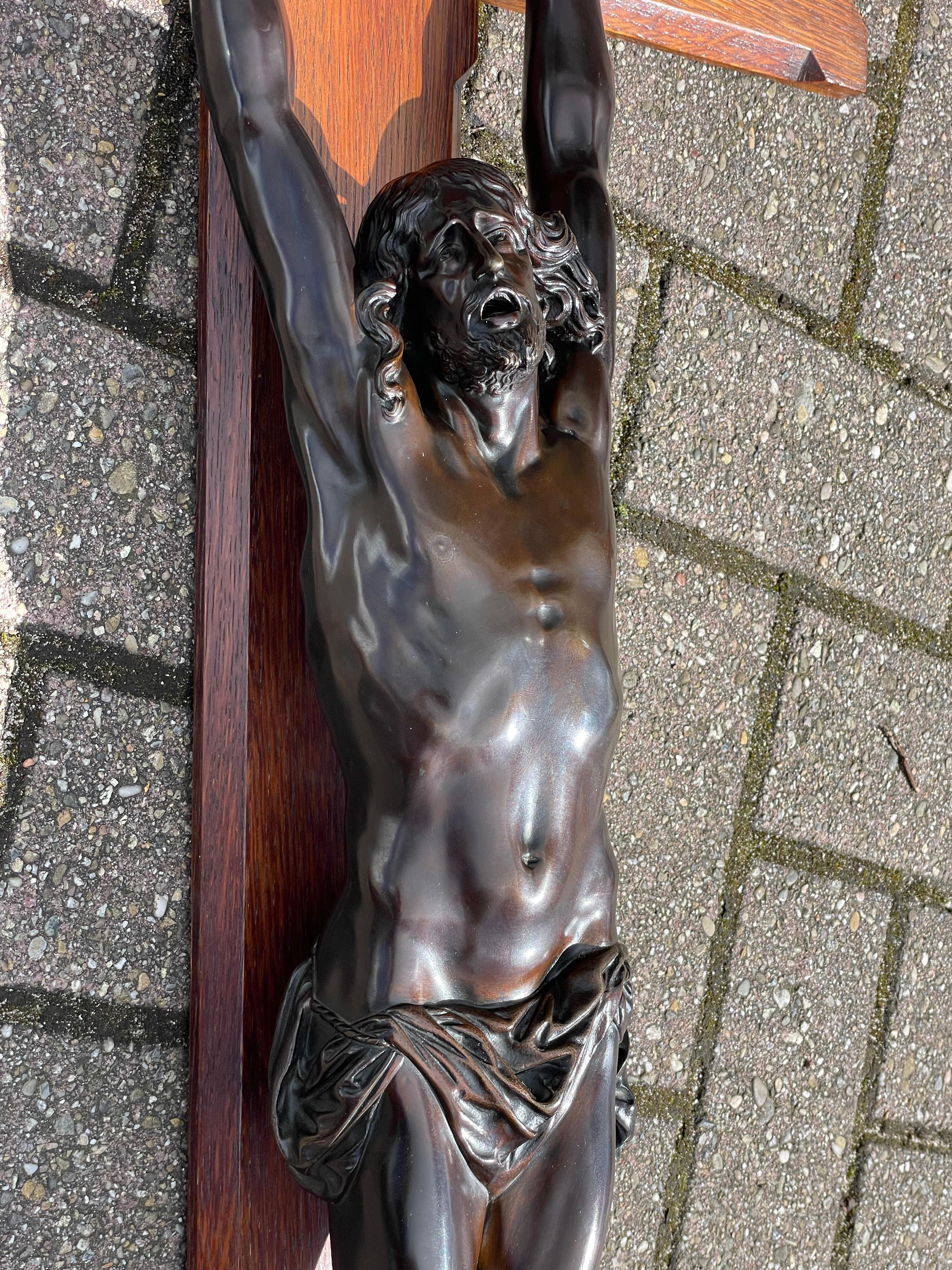 Européen Crucifix ancien avec exceptionnelle sculpture en bronze d'un Jésus-Christ mourant en vente