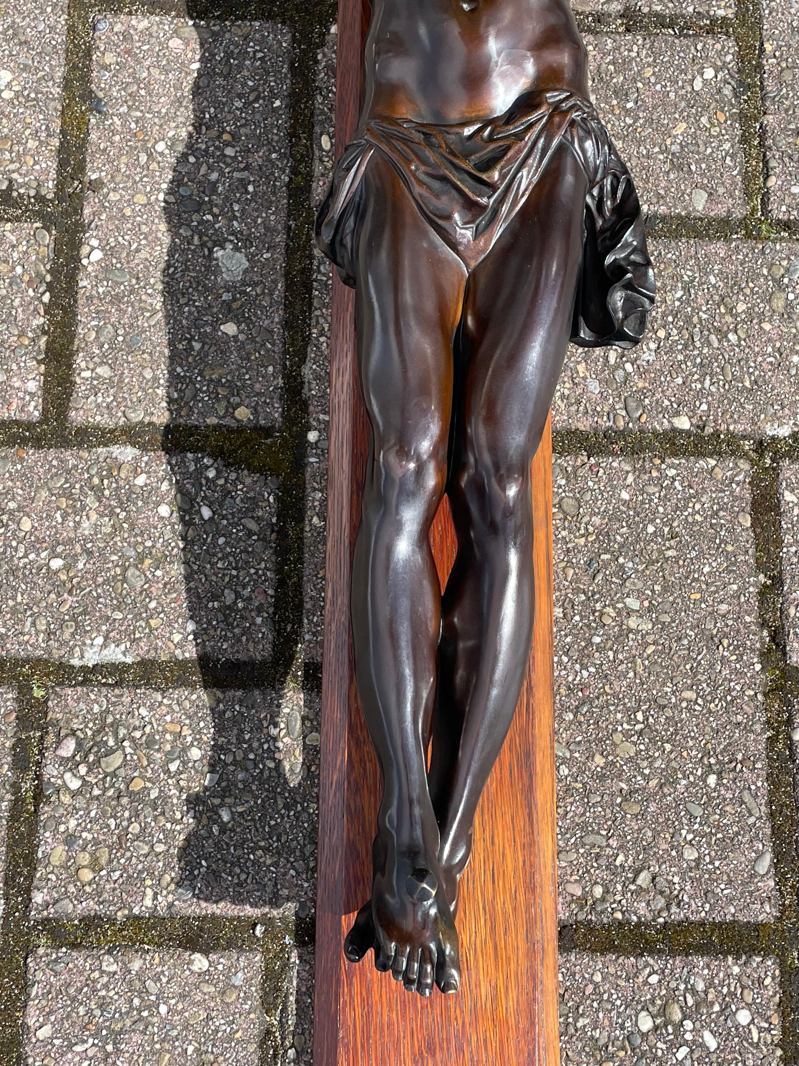 XIXe siècle Crucifix ancien avec exceptionnelle sculpture en bronze d'un Jésus-Christ mourant en vente