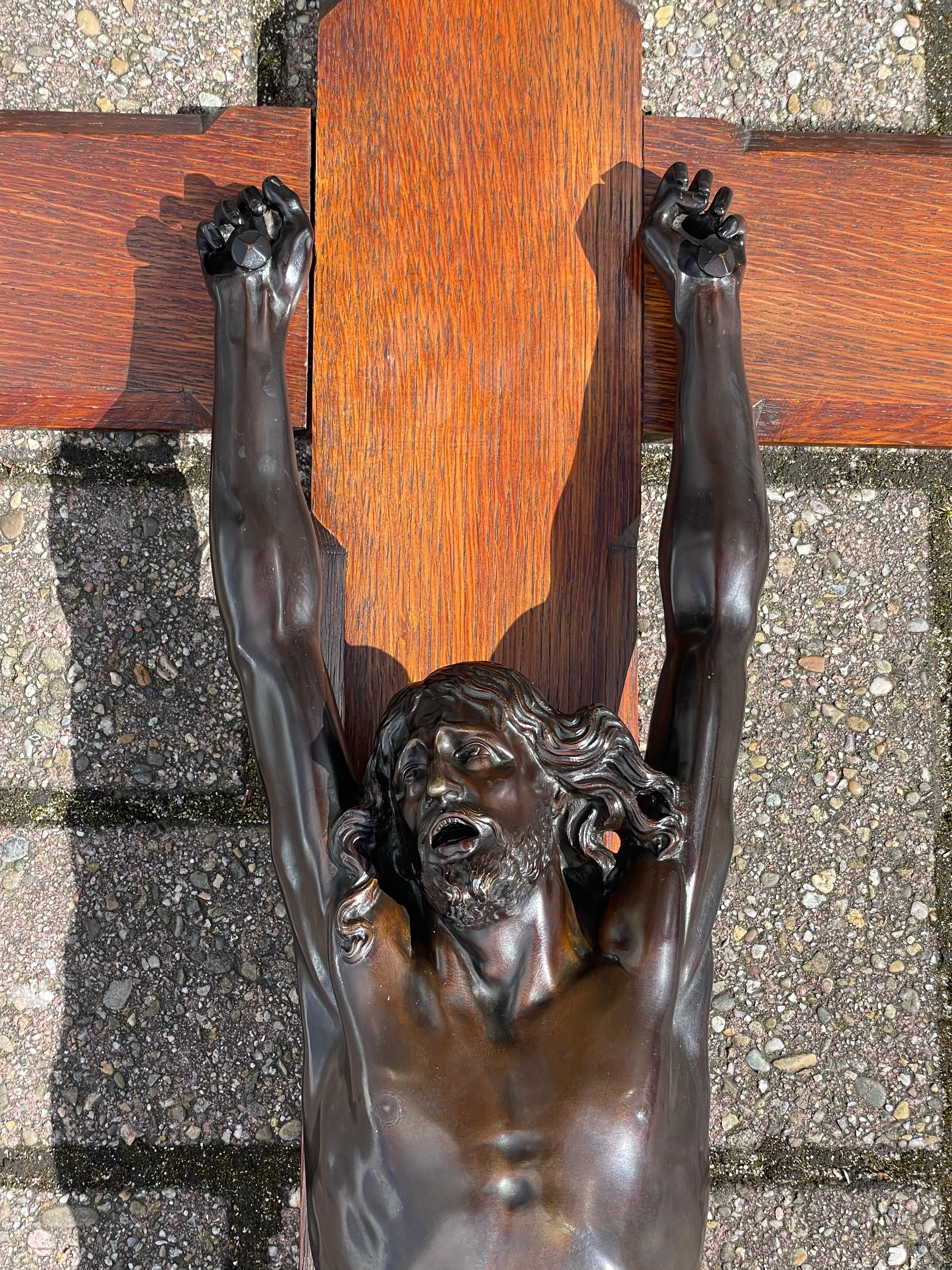 Bois Crucifix ancien avec exceptionnelle sculpture en bronze d'un Jésus-Christ mourant en vente