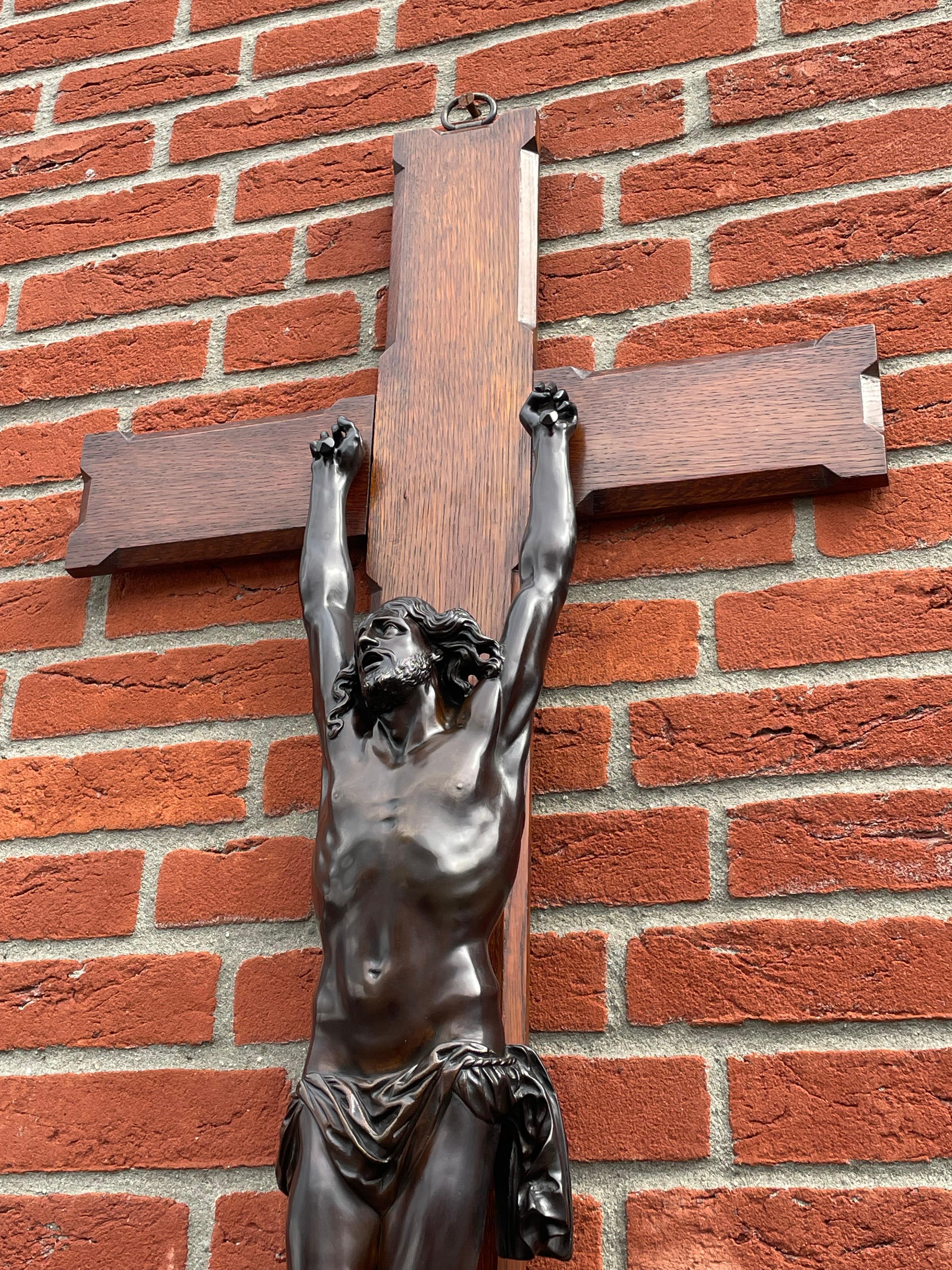 Crucifix ancien avec exceptionnelle sculpture en bronze d'un Jésus-Christ mourant en vente 1